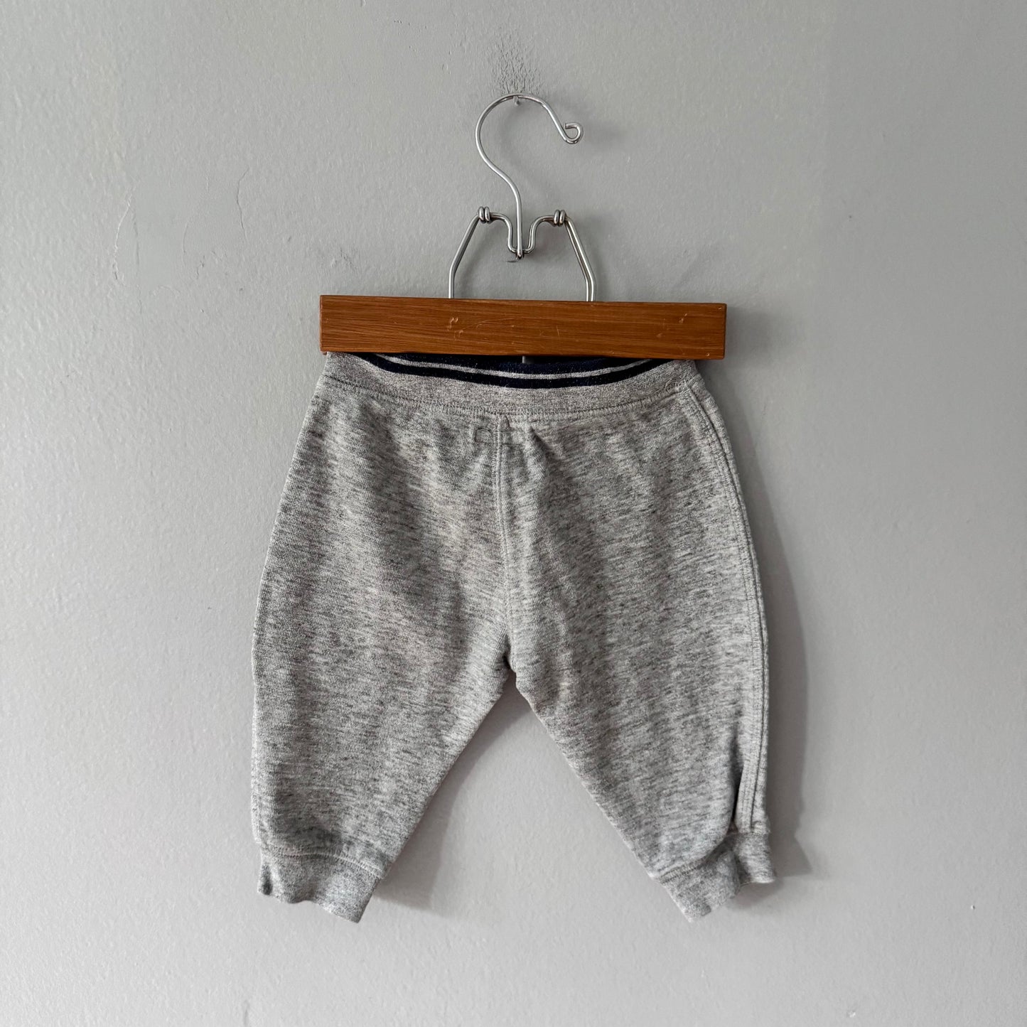 Roots / Light grey sweatpants / 6-12M
