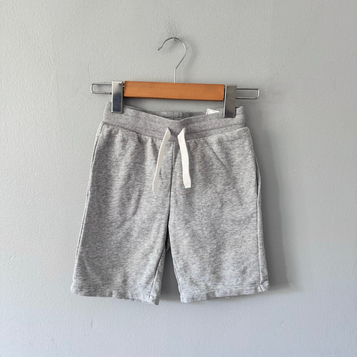 H&M / Light grey sweats shorts / 6-7Y