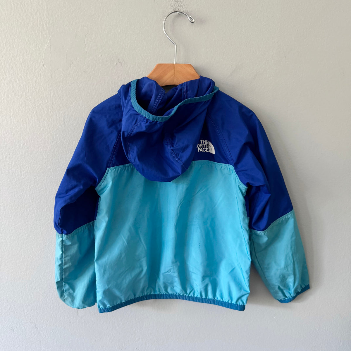 The North Face / Blue windbreaker / 3T