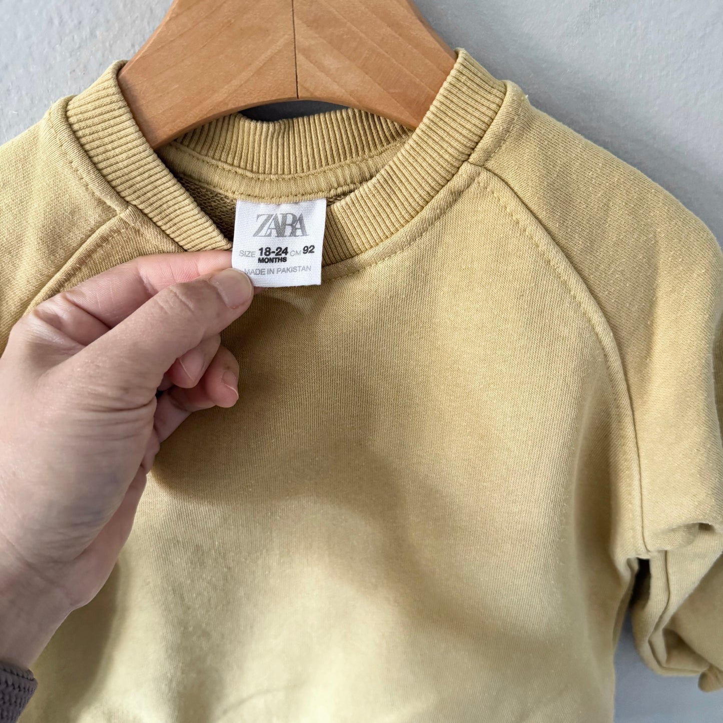Zara / Sweat-shirt moutarde / 18-24M