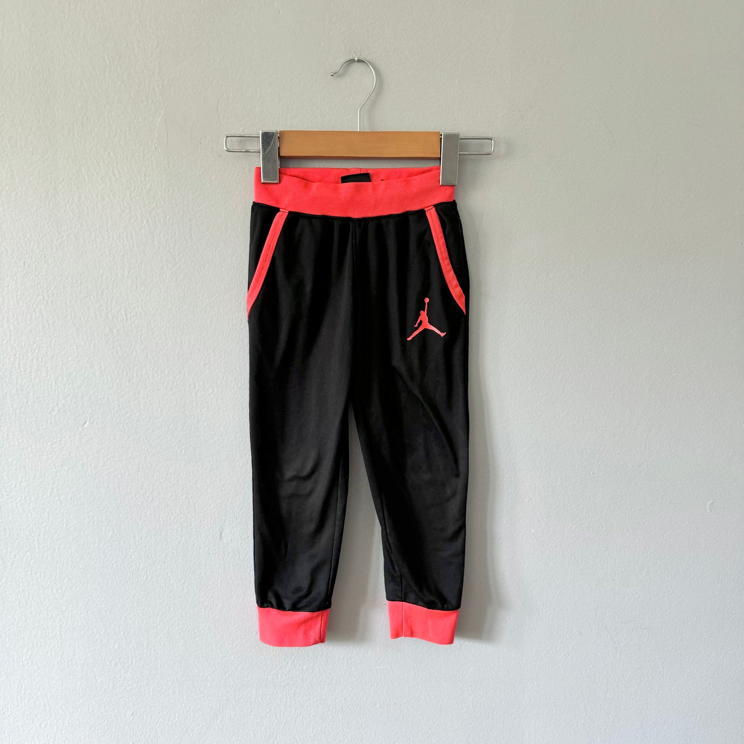 Jordan / Track pants - black x orange / 3-4Y