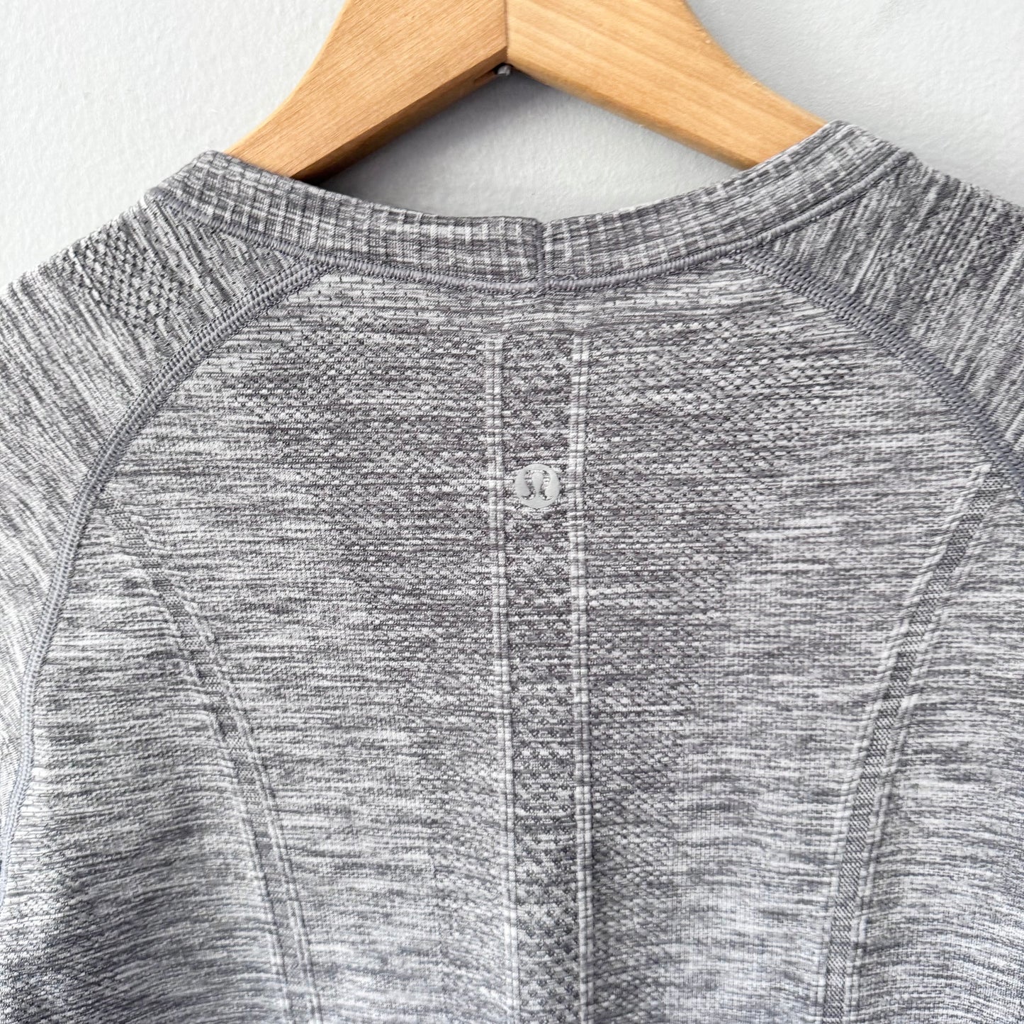 Lululemon / Grey active top / Women M