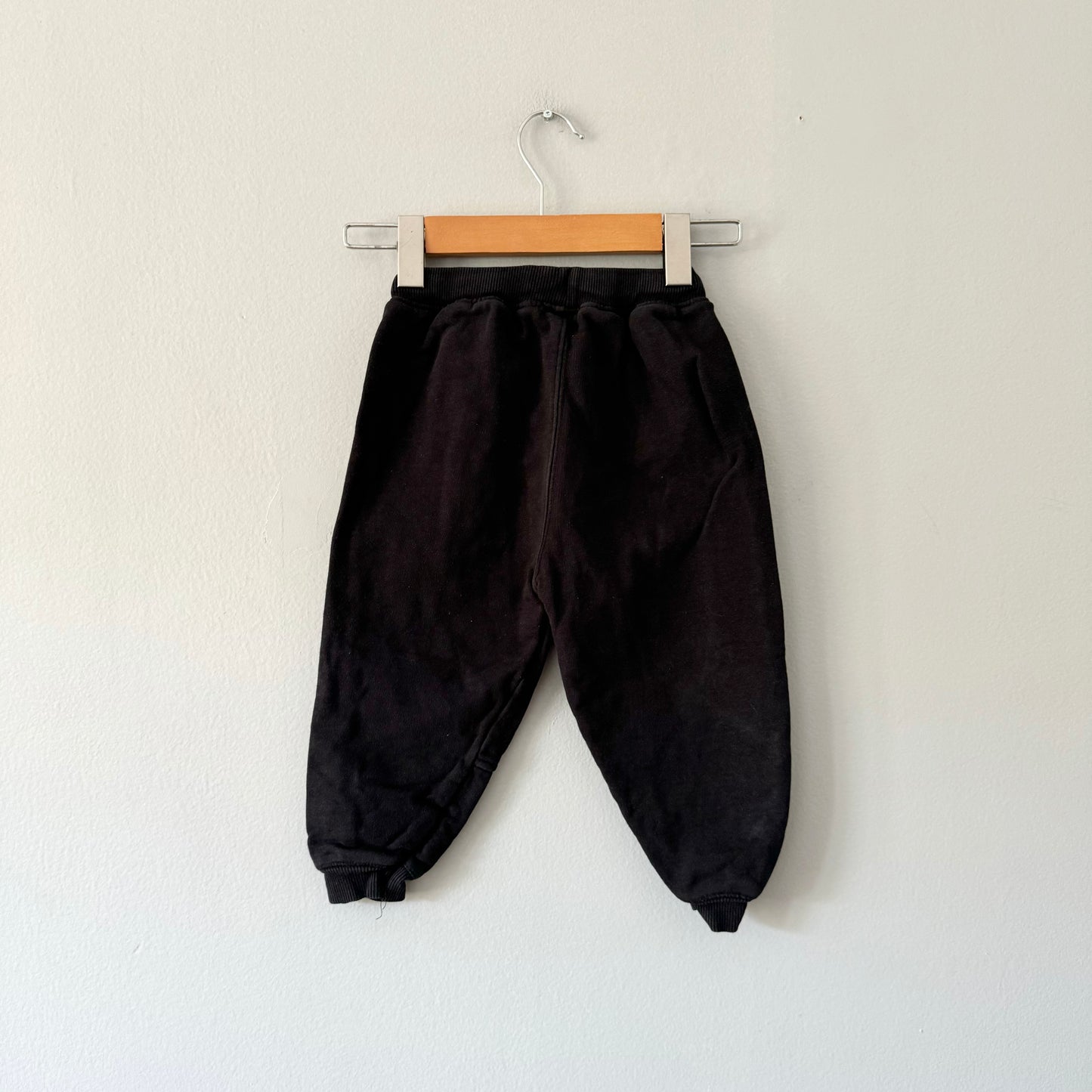 Zara / Black sweatpants / 3-4Y