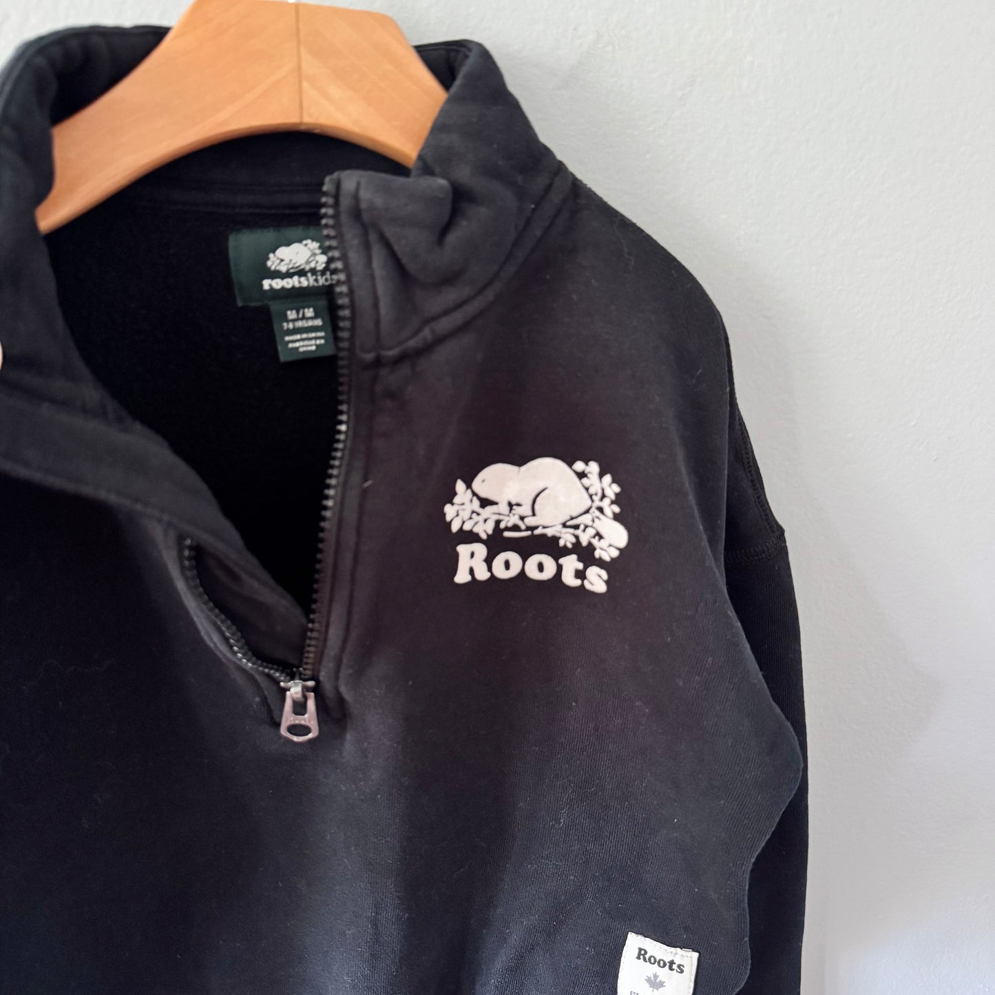 Roots / Black half zip sweatshirt / 7-8Y