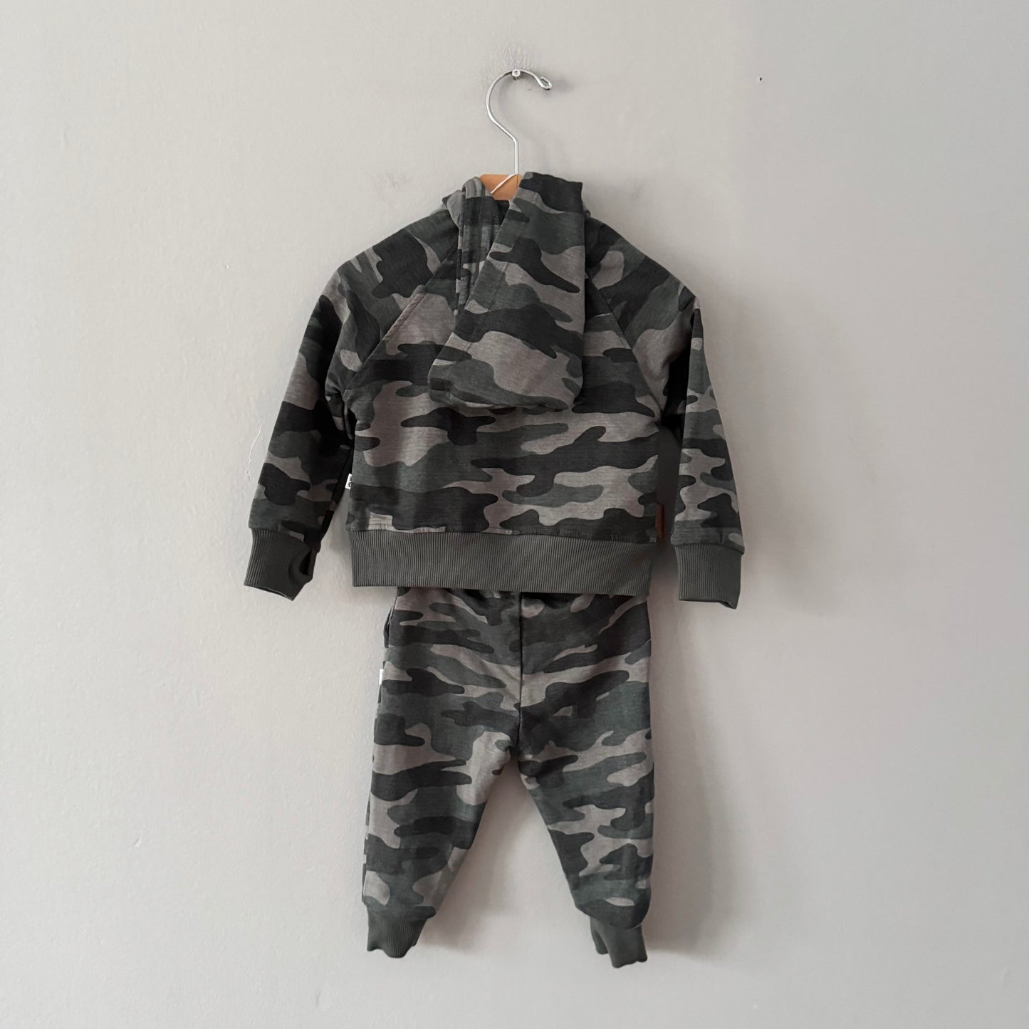 Play by Little sleepies / Camo zip up hoodie & pants set / 6-12M - New with tag