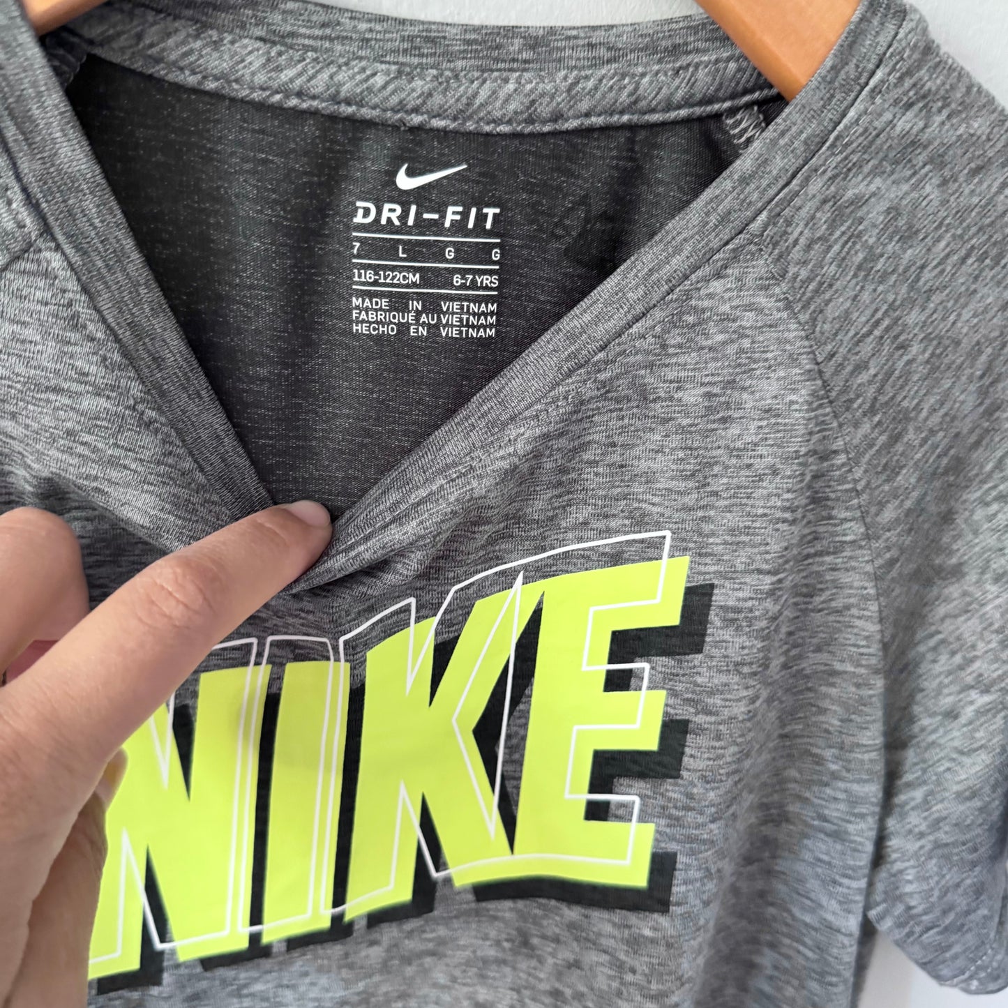 Nike / Dark grey active top / 6-7Y