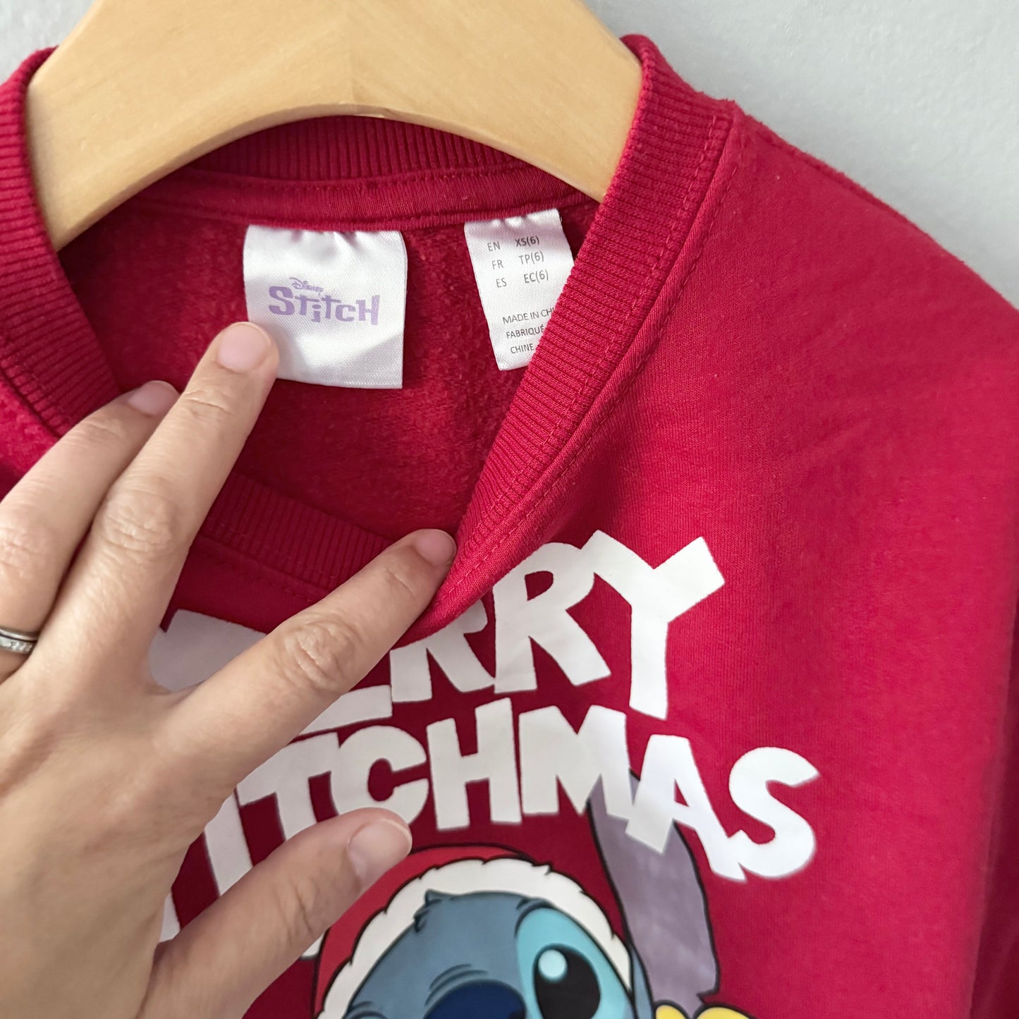 Disney / Merry Stitchmas crewneck / 6T