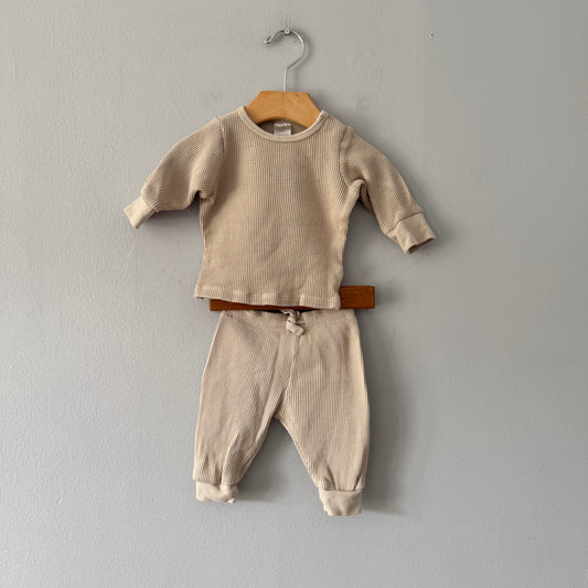 H&M / Beige waffle long sleeve set / 2-4M