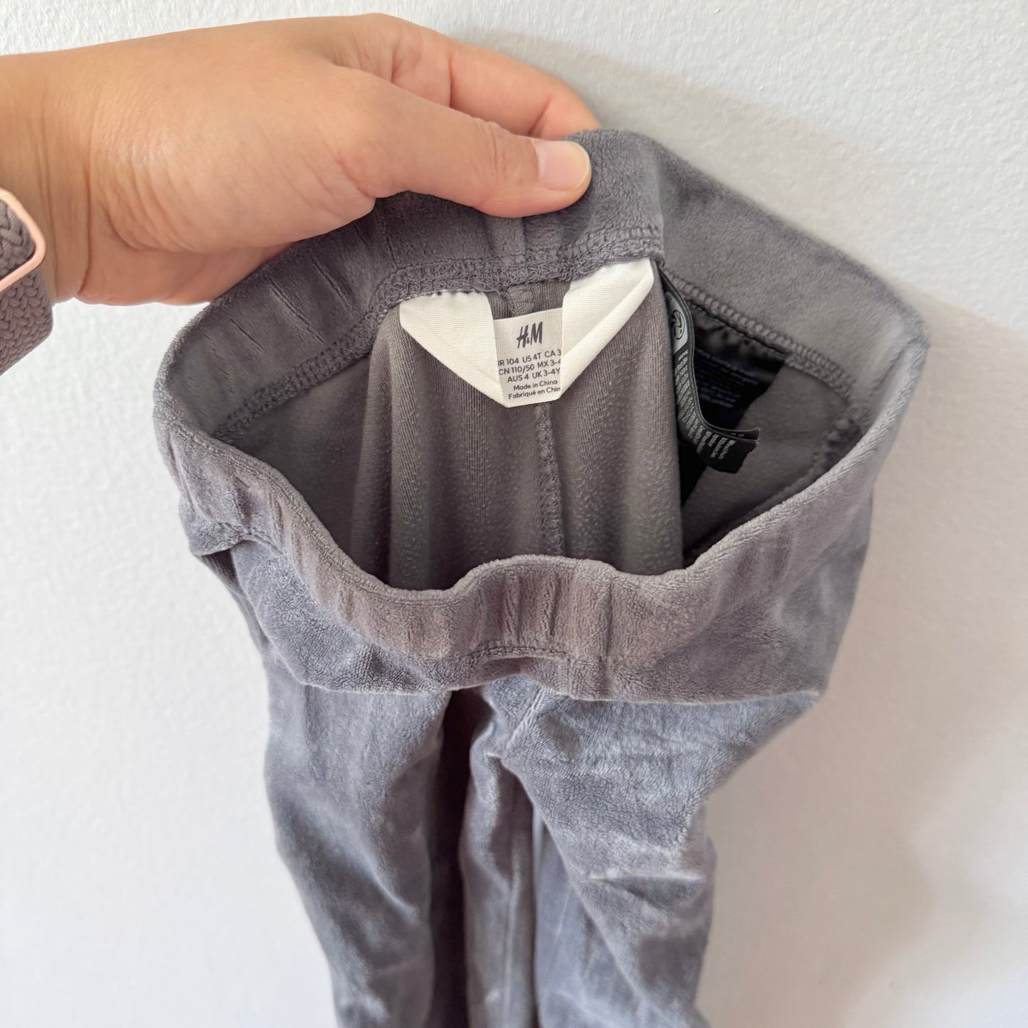 H&M / Grey velour pants / 3-4Y