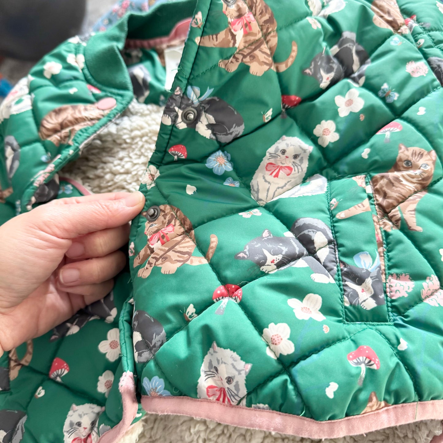 Mini Boden / Green x cat quilted sherpa lined jacket / 2-3Y