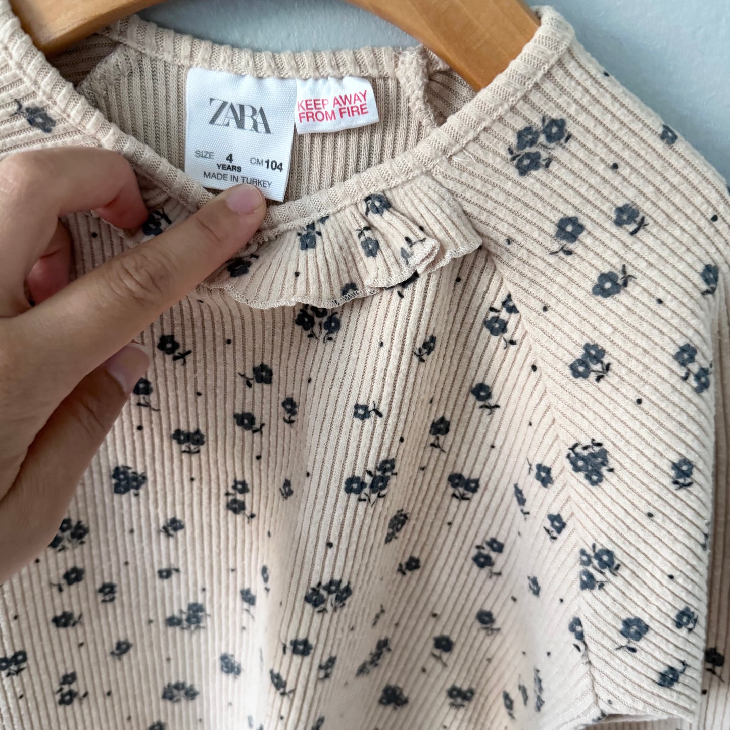 Zara / Beige x grey flower ribbed long sleeve / 4Y