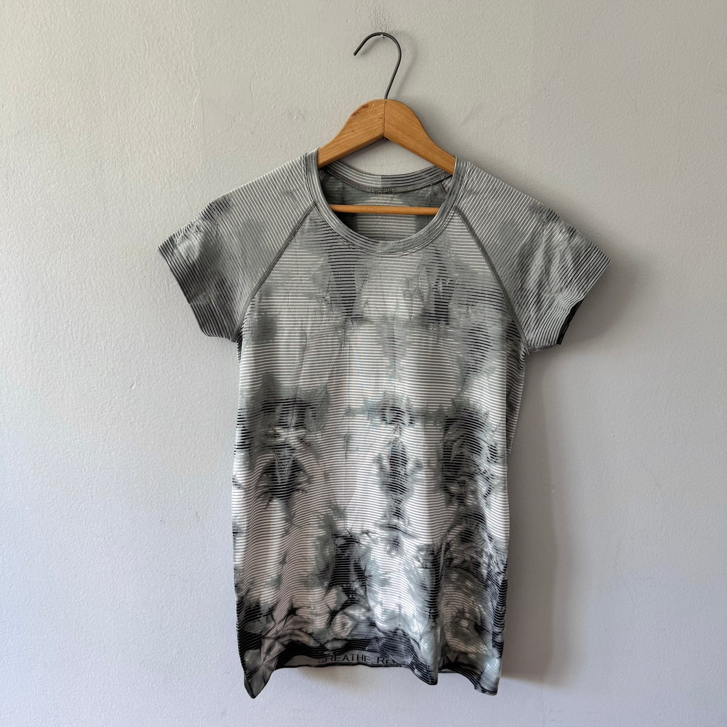 Lululemon / Grey active top / Women 6