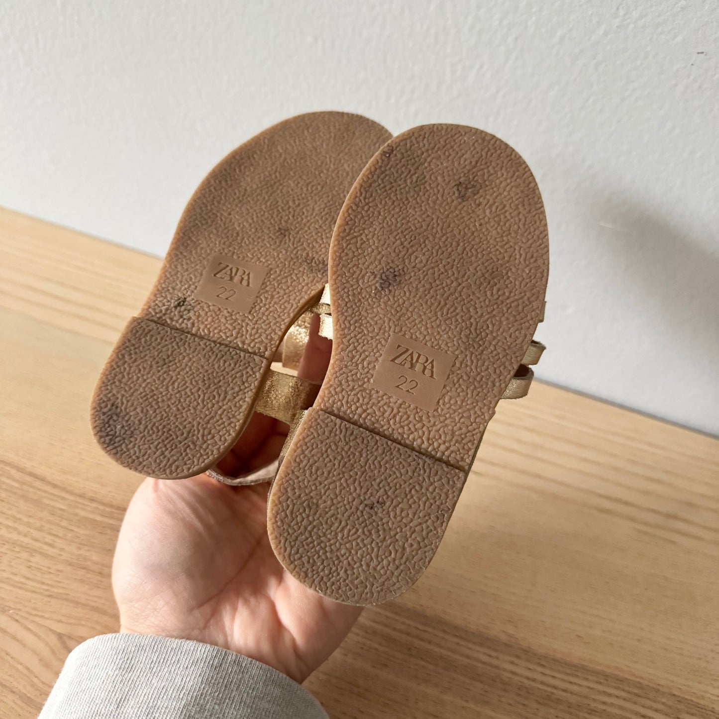 Zara / Sandales dorées / 22 (US 5.5)