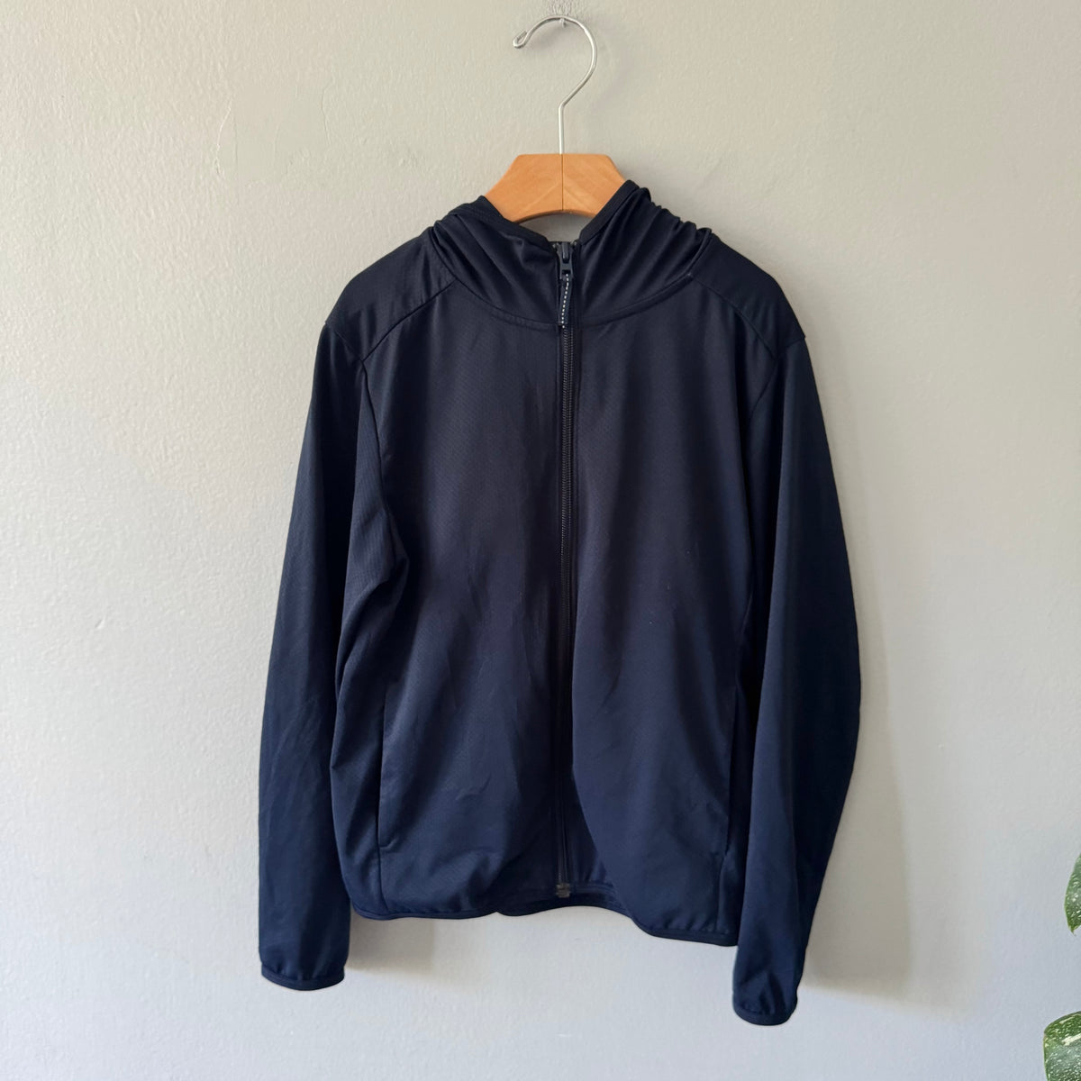 Uniqlo / Navy airism zip up hoodie / 7-8Y
