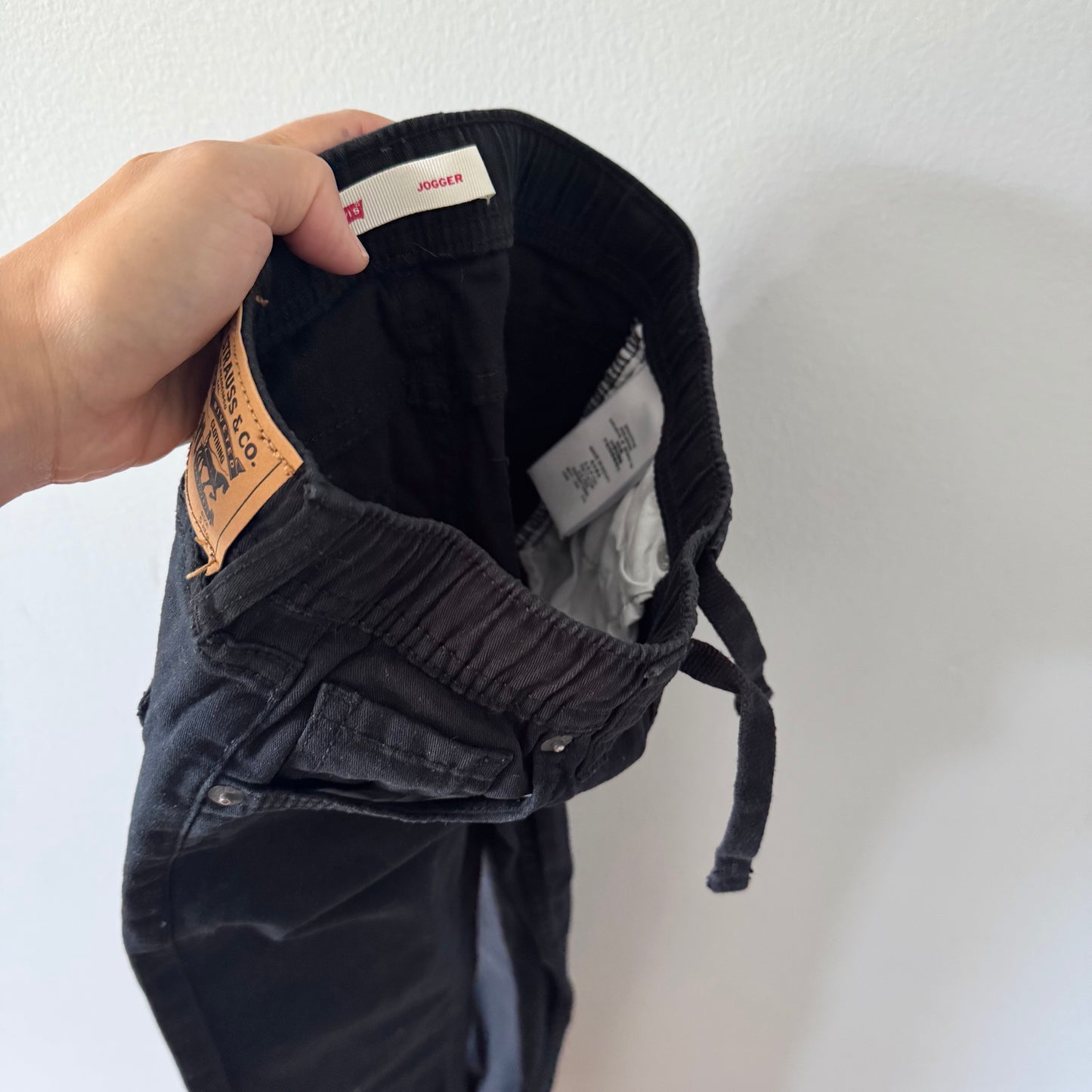 Levi's / Black jogger / 4-5Y