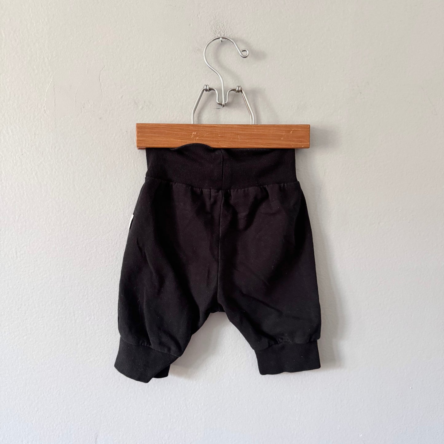 Miles baby / Black sweatpants shorts / 12M