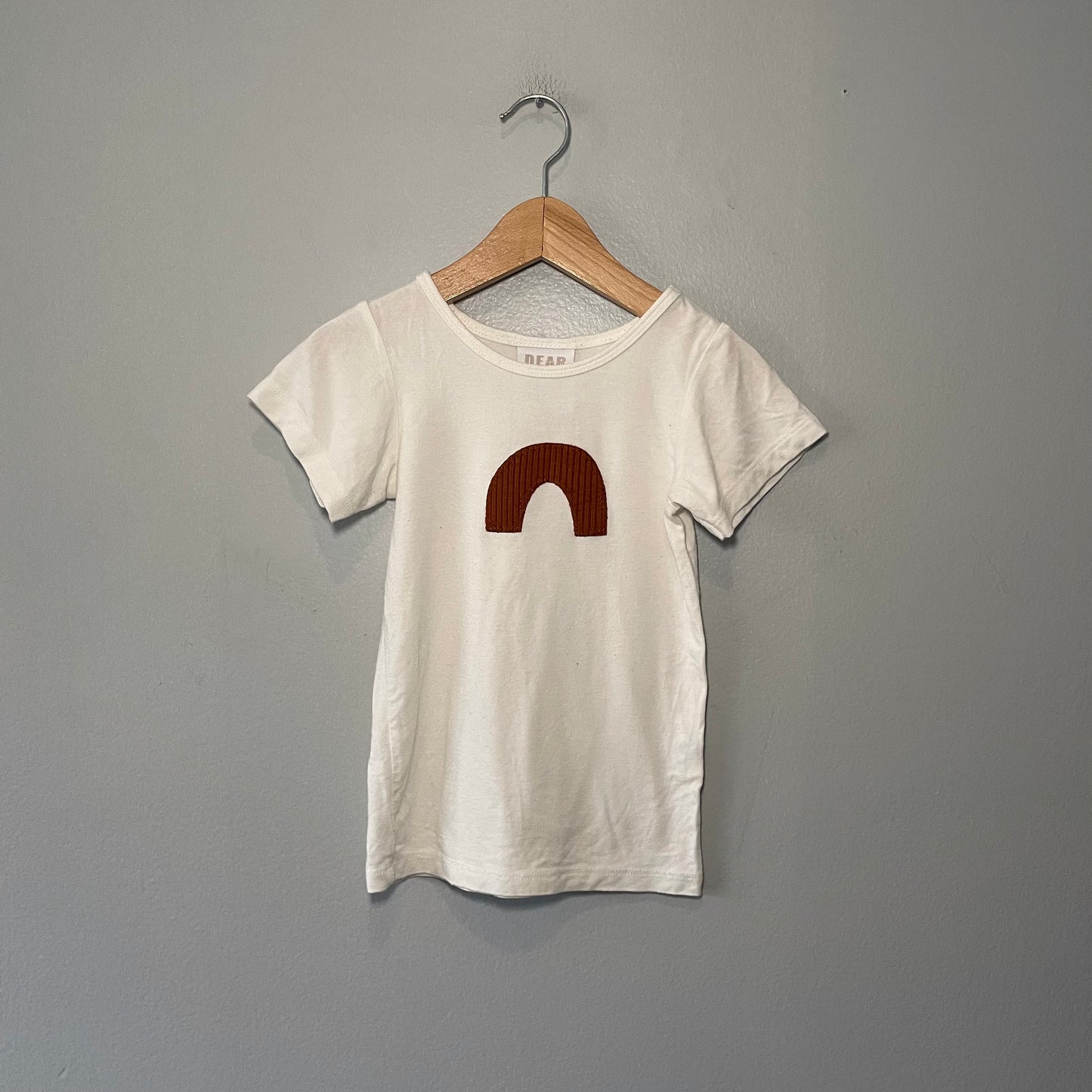 Dear Heart / White x brown arch T-shirt / 2T