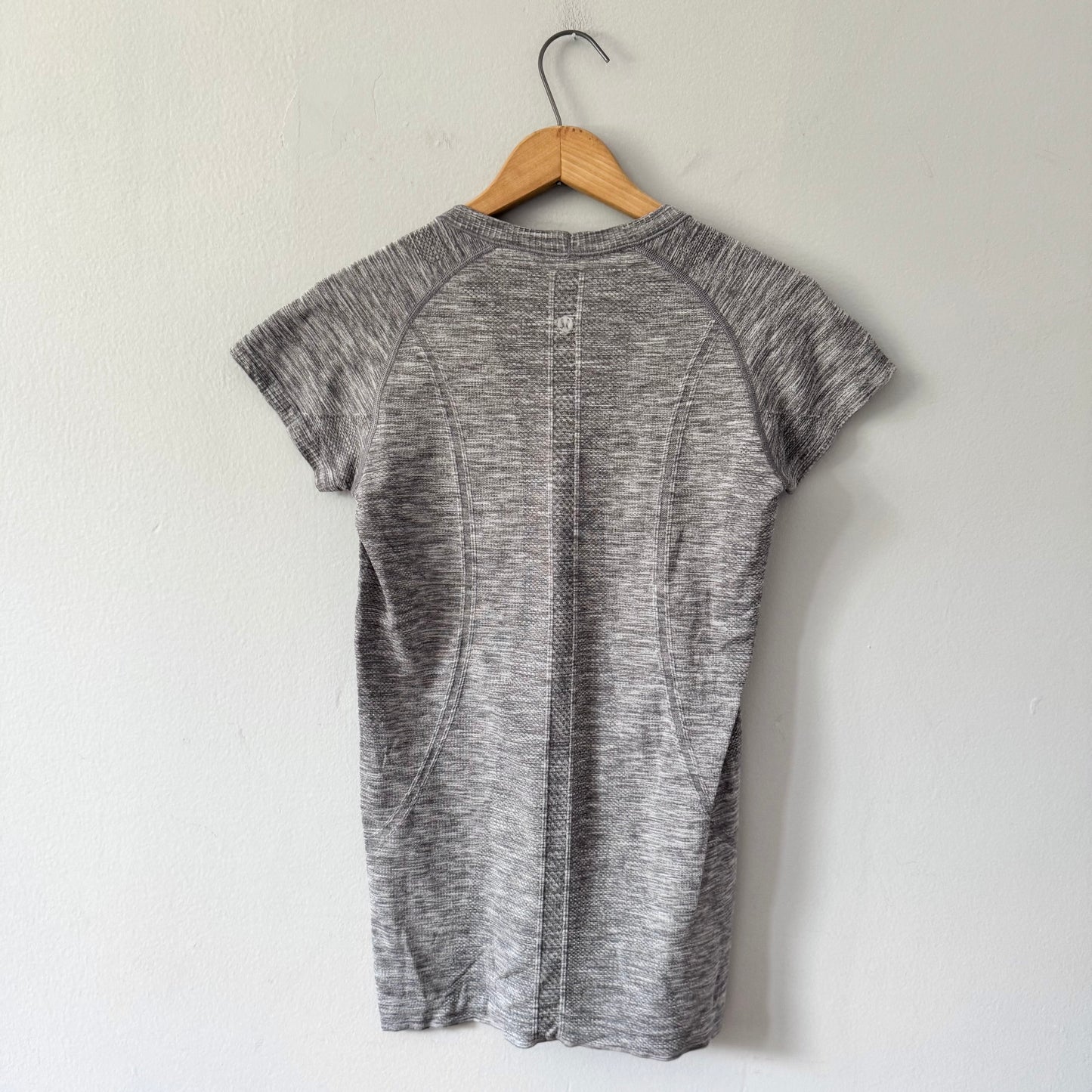 Lululemon / Grey active top / Women M