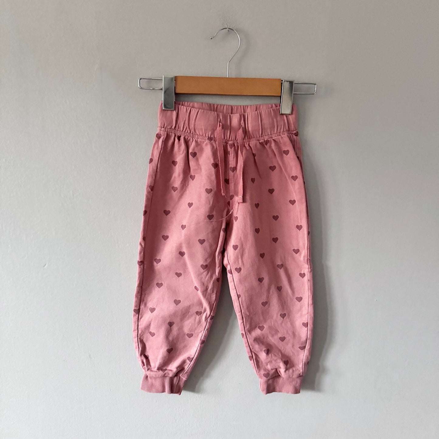Alana / Pink x hearts sweatpants / 98(3T)