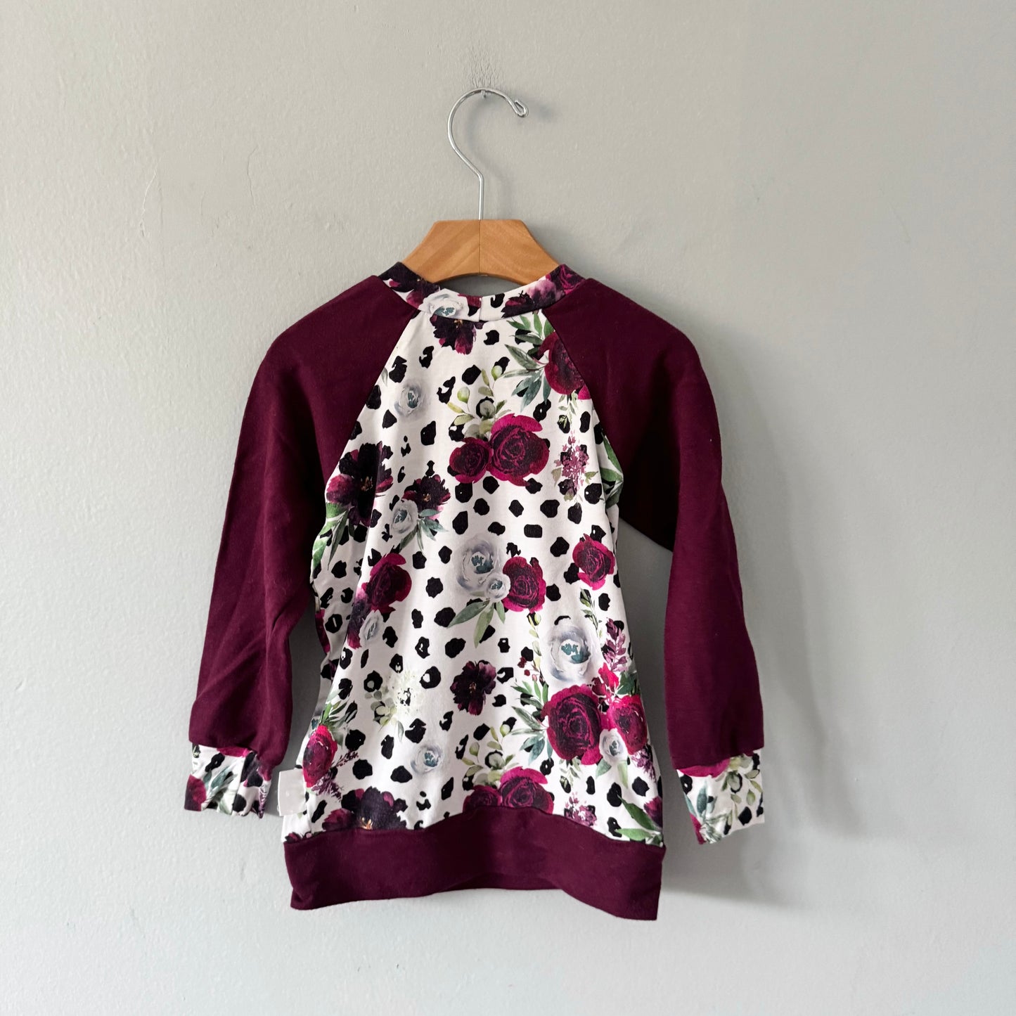 Vi & Jax / Manches longues raglan bordeaux et fleuri / 2-3 ans
