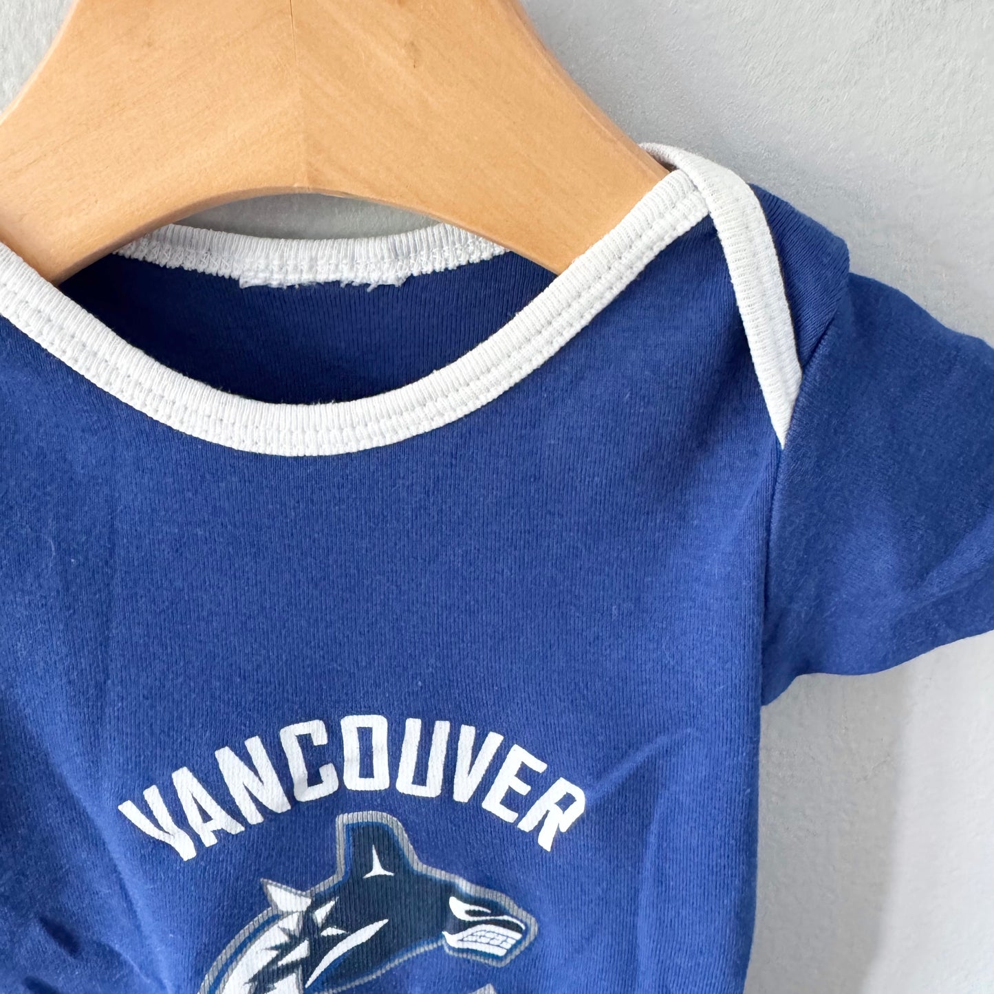 NHL / Vancouver Canuks onesie / 0-3M