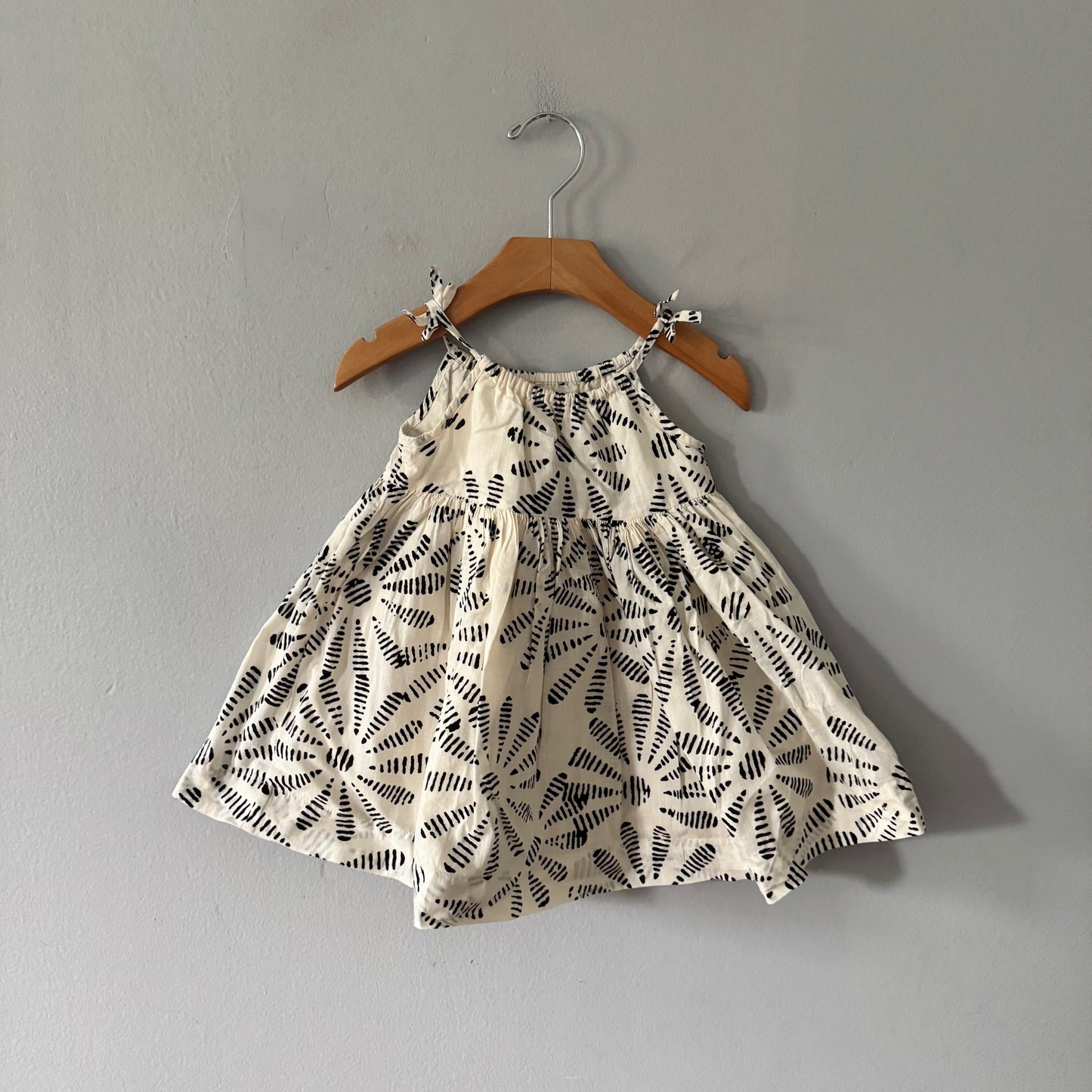 No brand / White x black cami dress / 24M