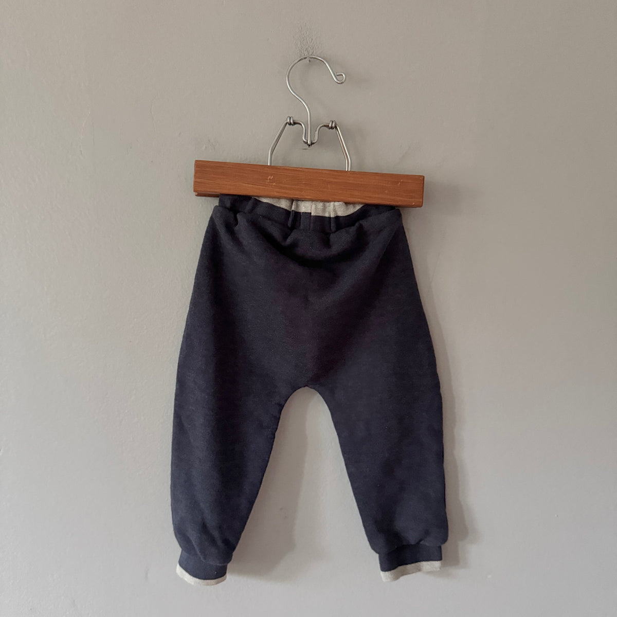 Hatley / Navy sweatpants / 18-24M