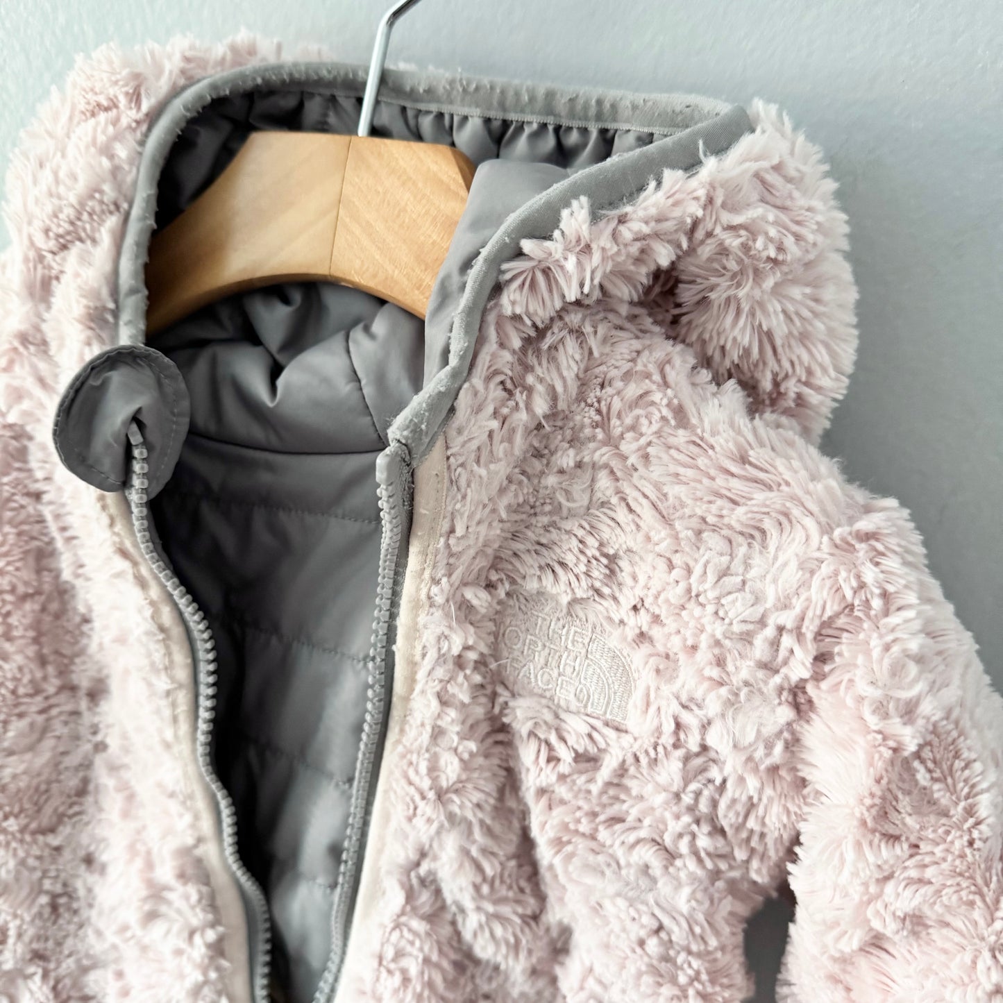The North Face / Blouson réversible gris clair et rose clair / 12-18 mois