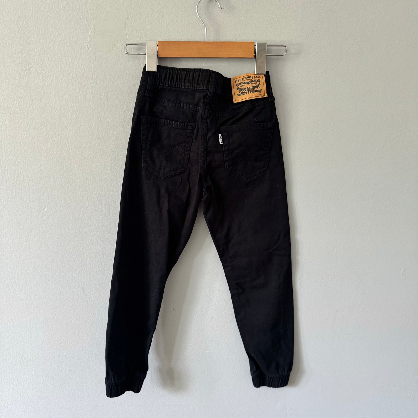 Levi's / Black jogger / 4-5Y