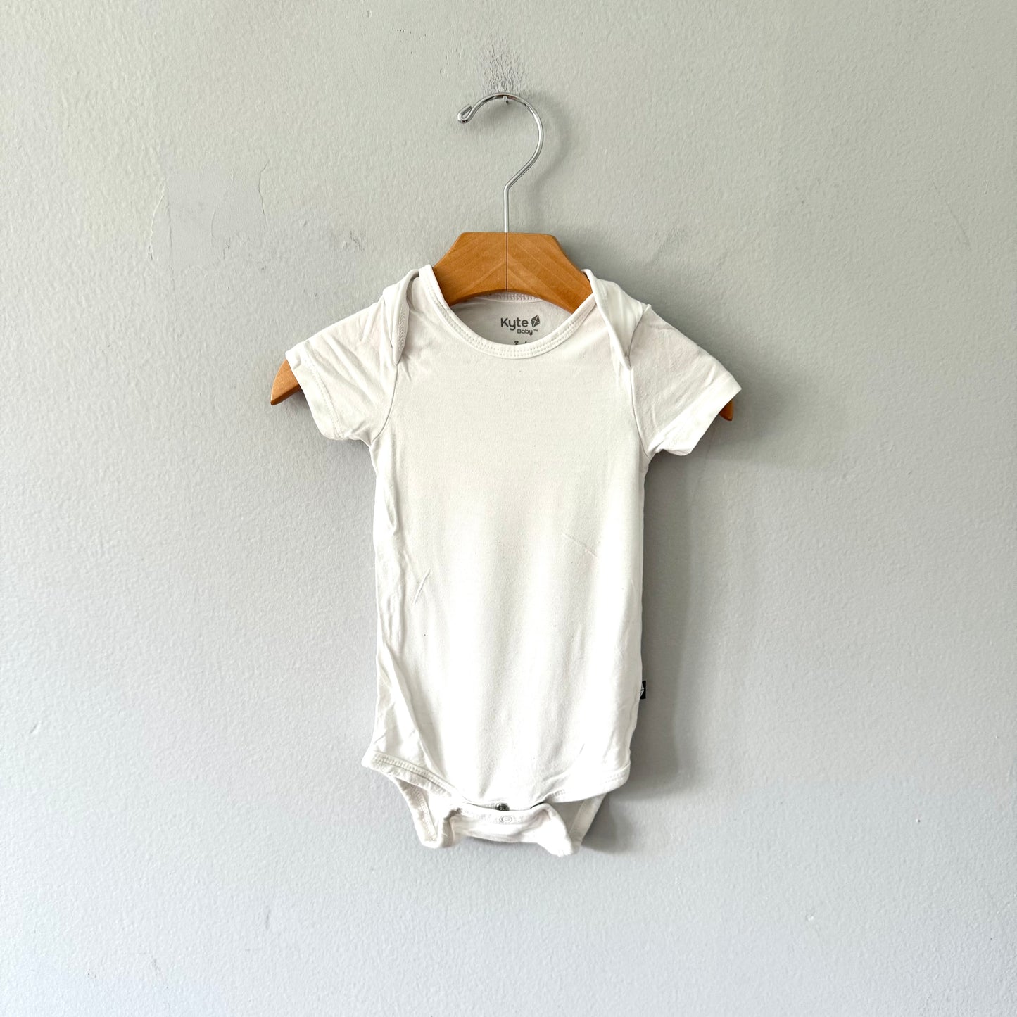 Kyte Baby / White onesie / 3-6M