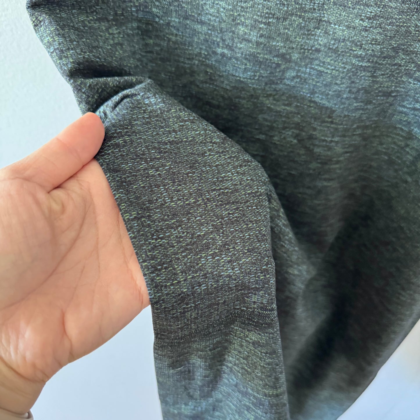 Lululemon / Black active top / Women 4-6
