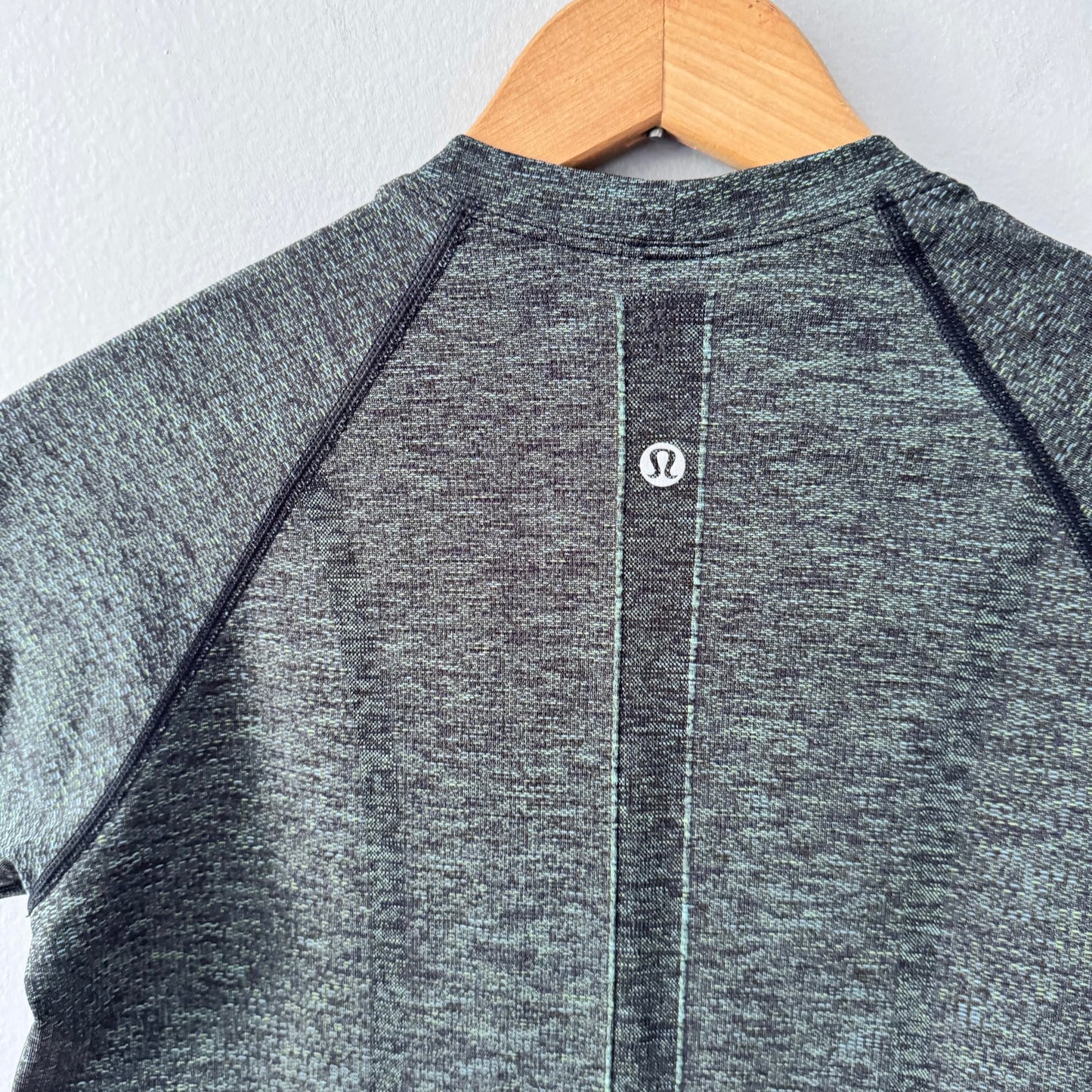 Lululemon / Black active top / Women 4-6
