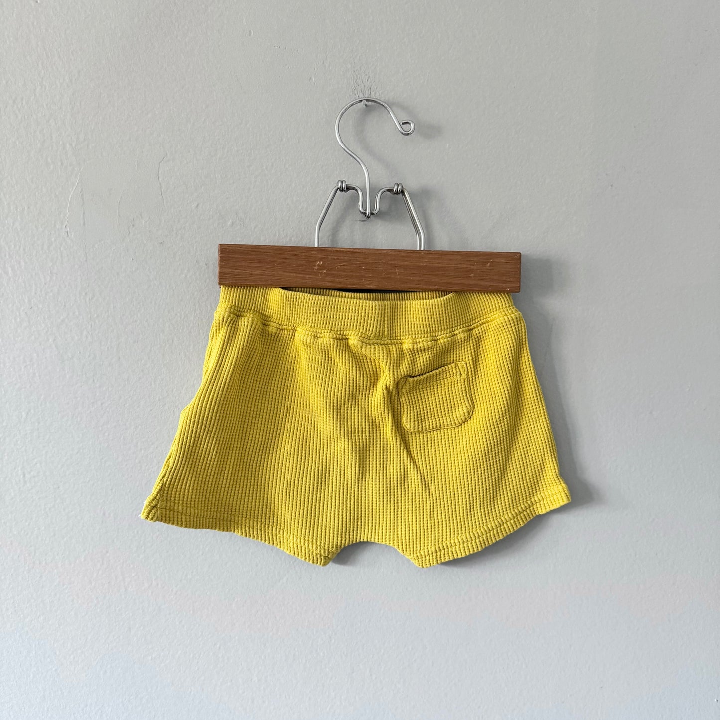 Lève-toi, petit terrien / Short gaufre jaune / 9-12M