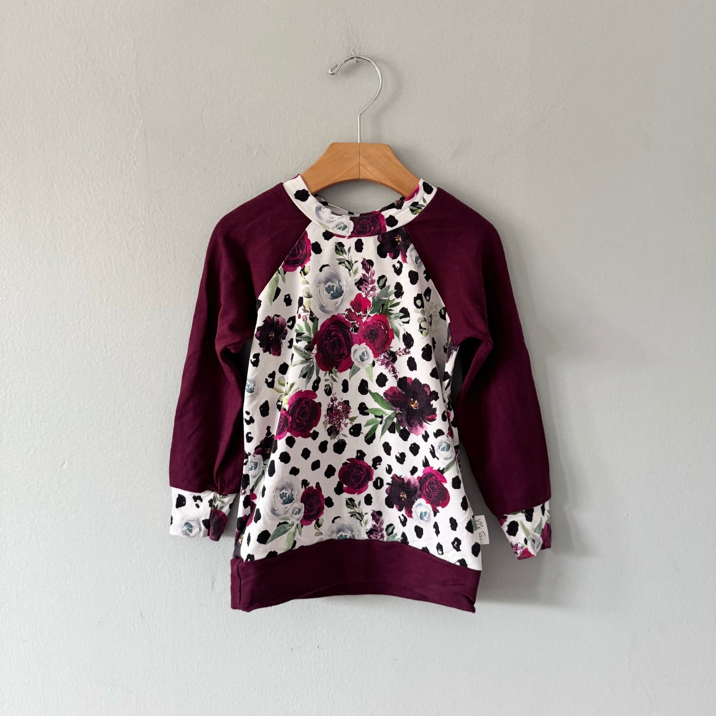 Vi & Jax / Manches longues raglan bordeaux et fleuri / 2-3 ans