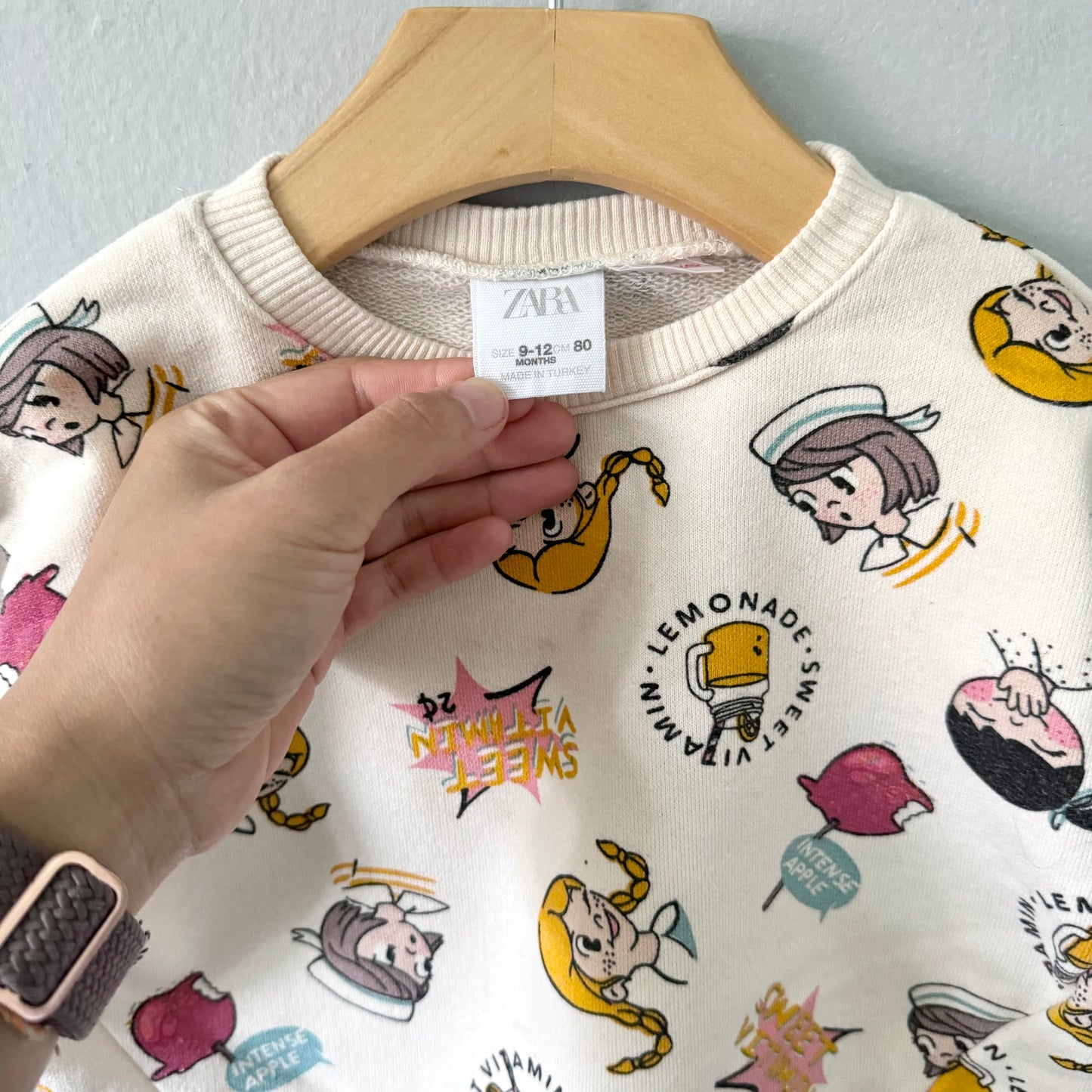 Zara / Girl and drinks crewneck / 9-12M