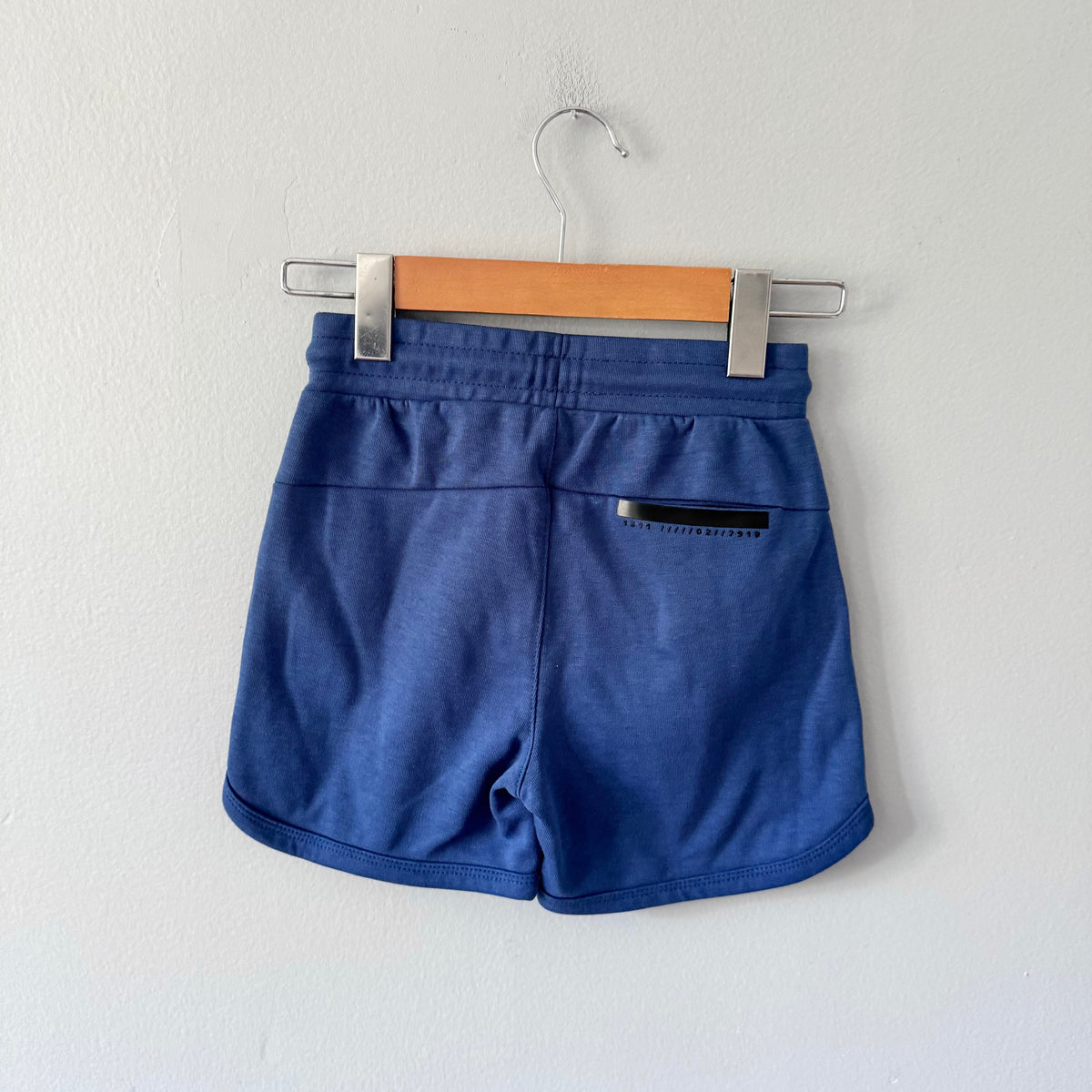 Fox / Dark blue shorts / 8Y