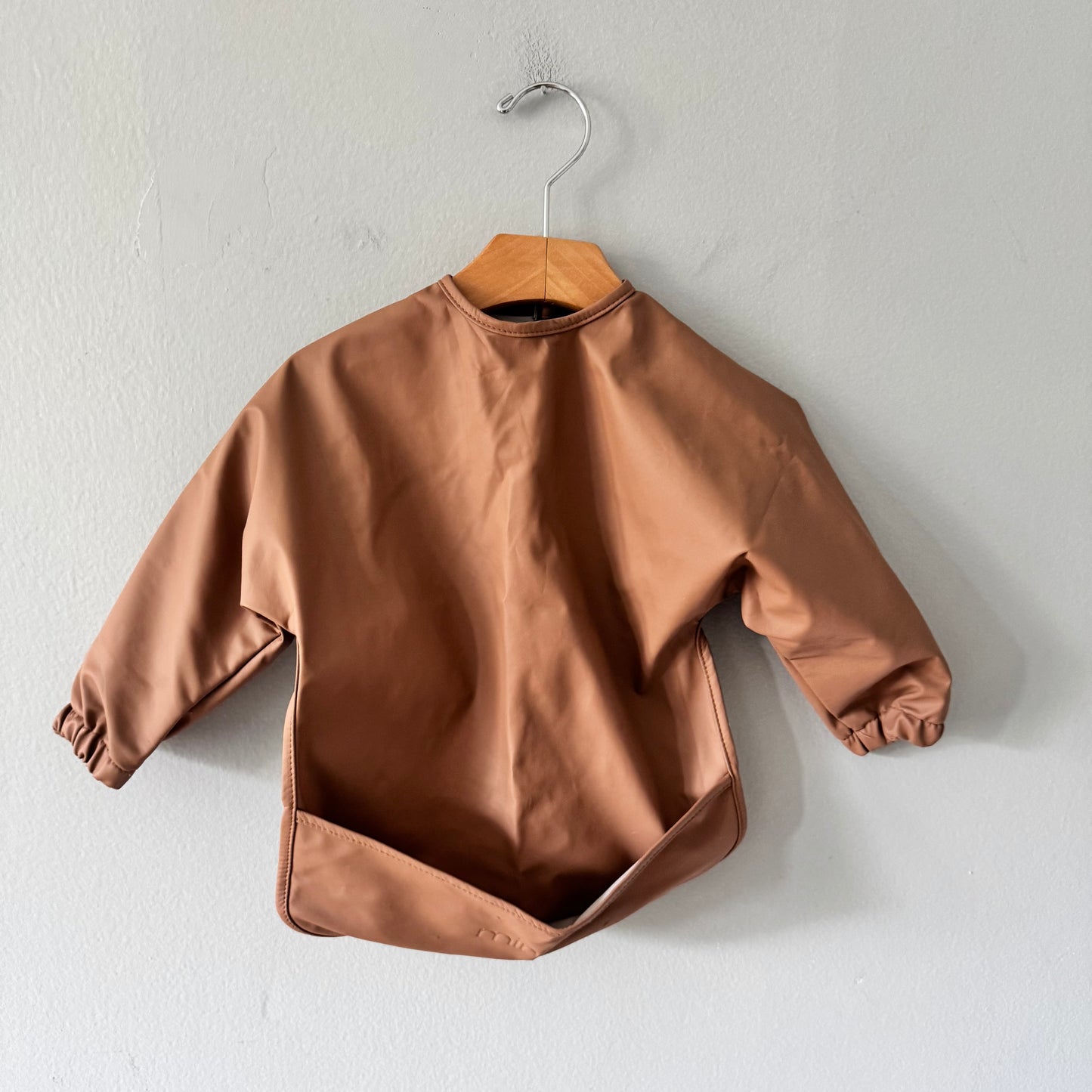 Minika / Brown bib / 6-24M