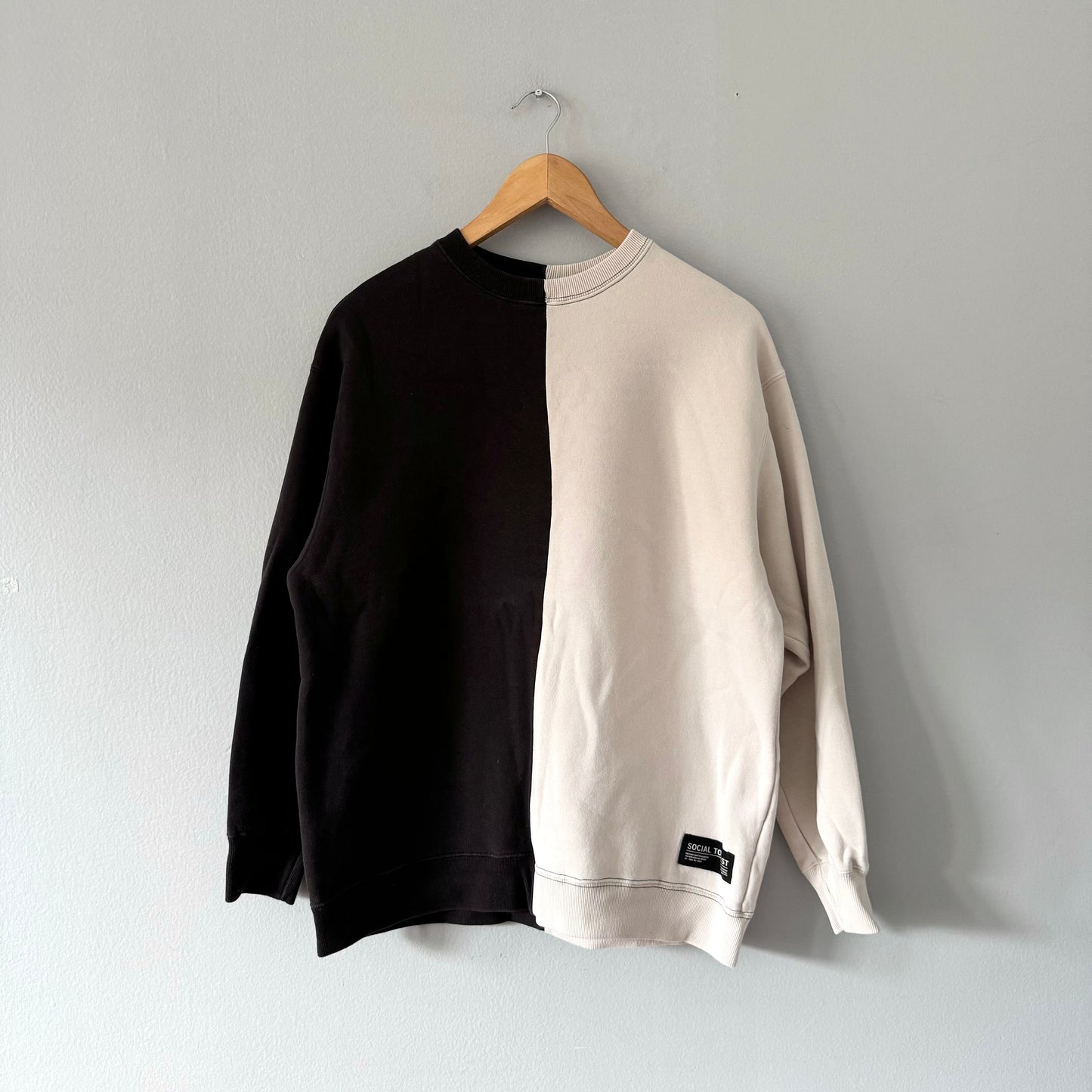 Social Tourist / Black x white sweatshirt / XS