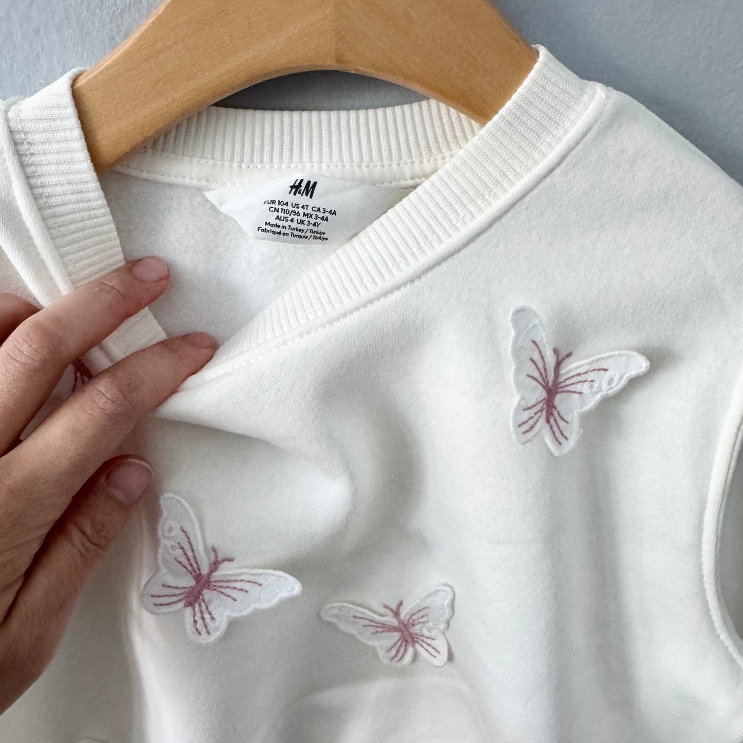 H&M / White x butterfly sweatshirt / 3-4Y