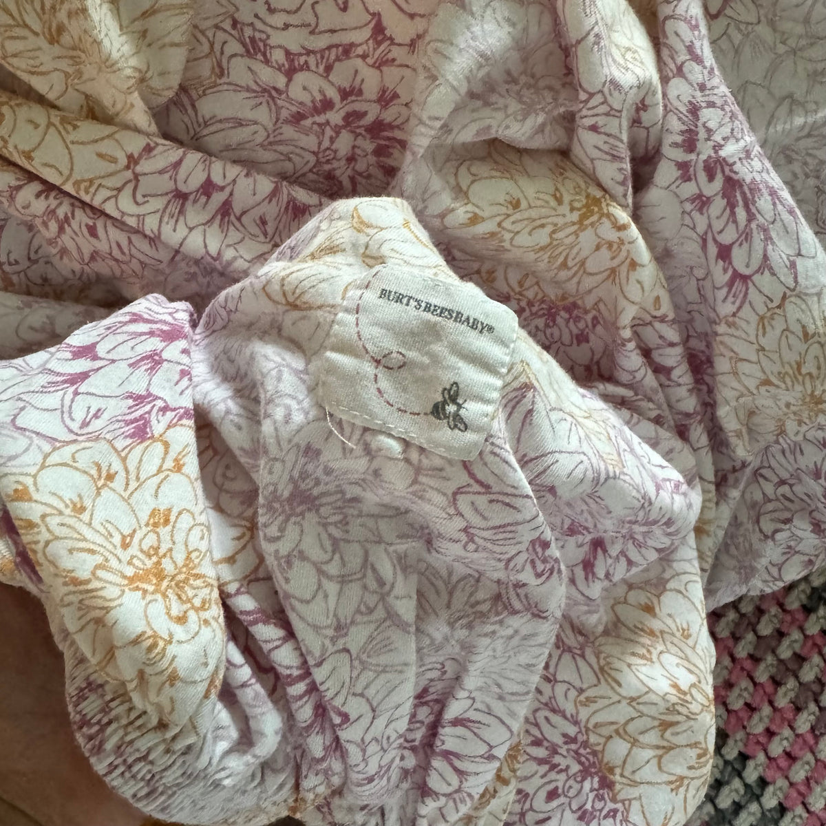 Burt's bees / Pink floral crib sheet