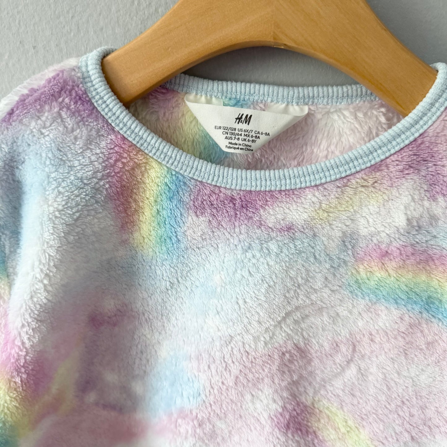 H&M / Rainbow sherpa top / 6-8Y