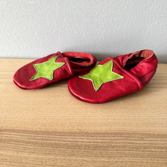 Kiki / Red x star leather moc / US4