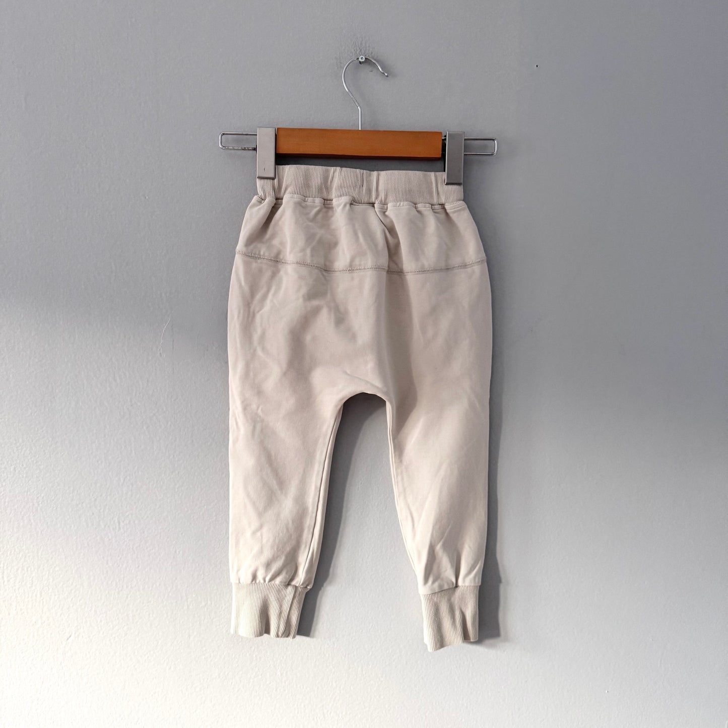 Little bipsy / Light beige sweatpants / 3-4T