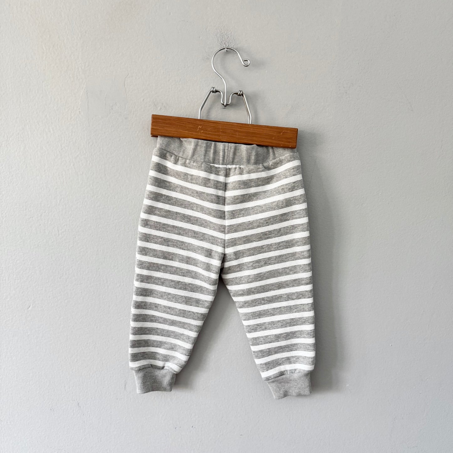 Sans marque / Pantalon de jogging gris clair rayé / 18-24 mois