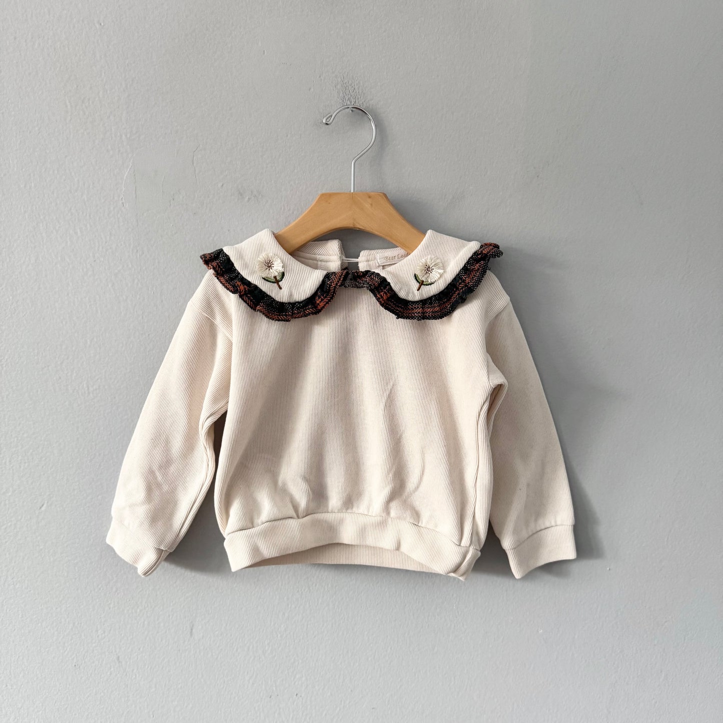 No brand / Ivory long sleeve with ruffle collar / 3T