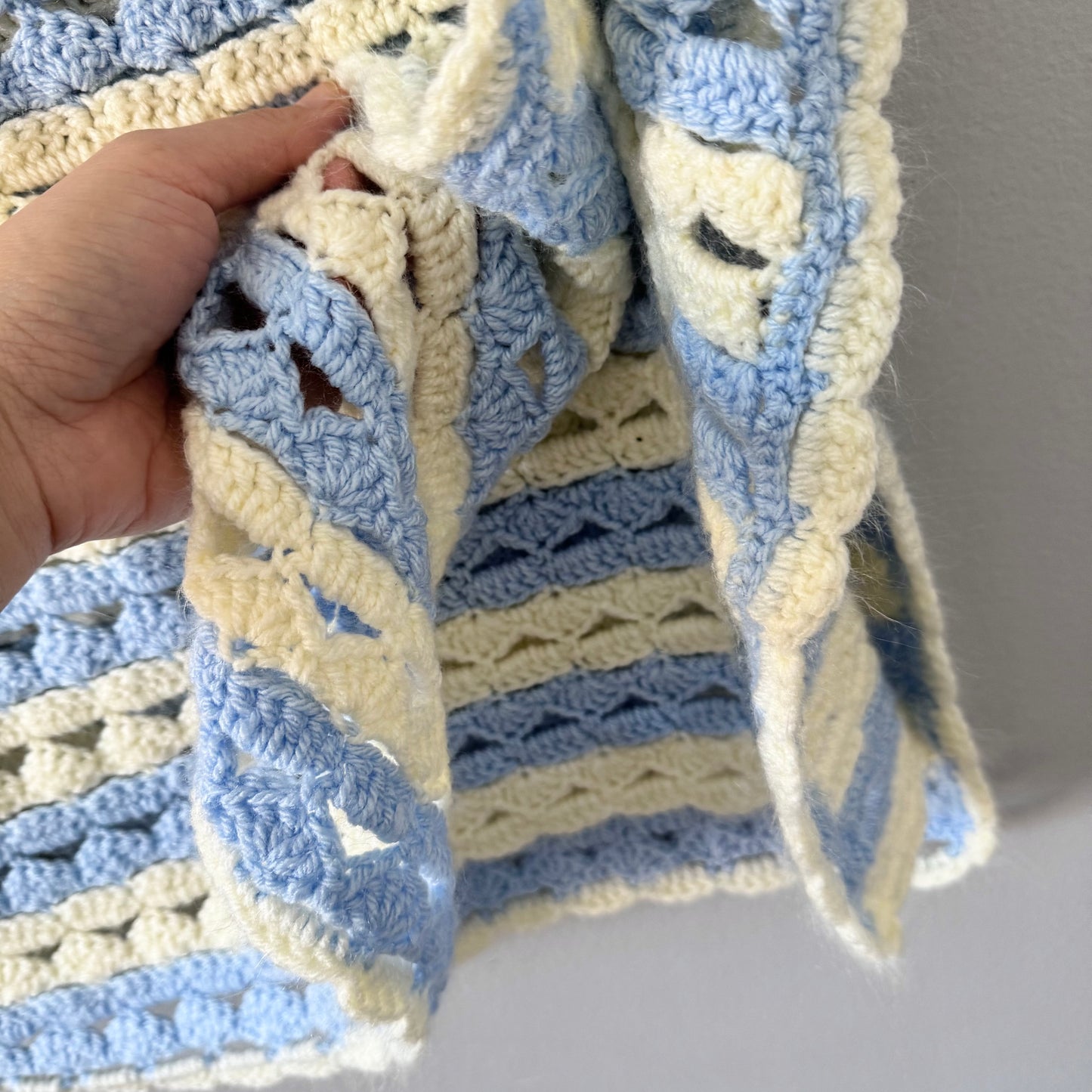 Fait main / Couverture tricotée blanc et bleu / 36 x 35 pouces