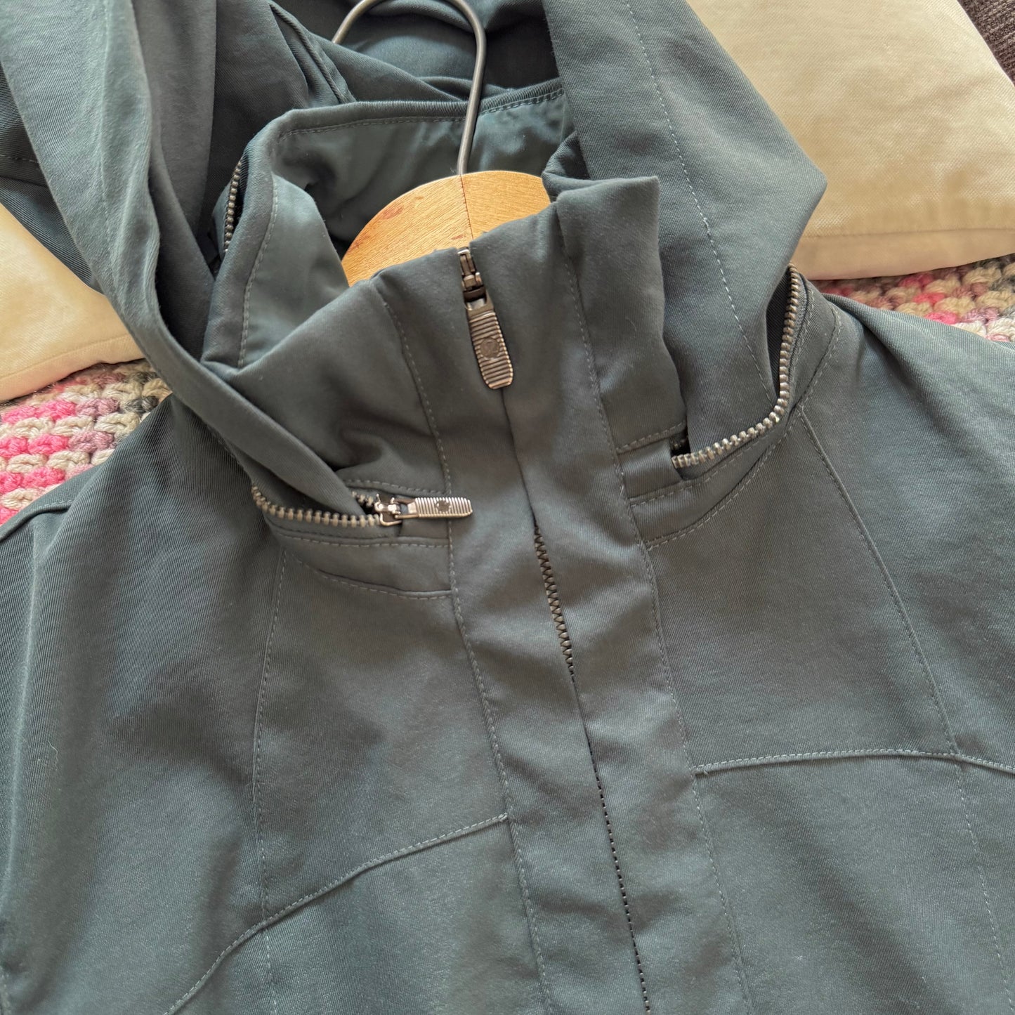 Lululemon / Dark green light jacket / Women 6