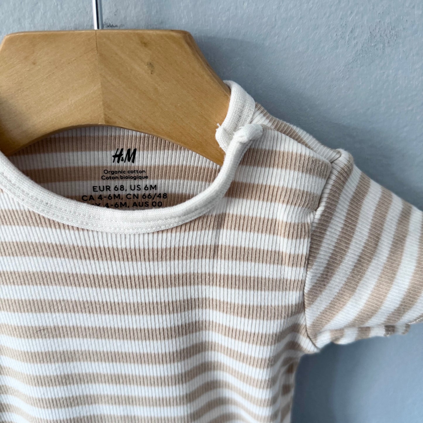 H&M / Short sleeve onesie / 4-6M