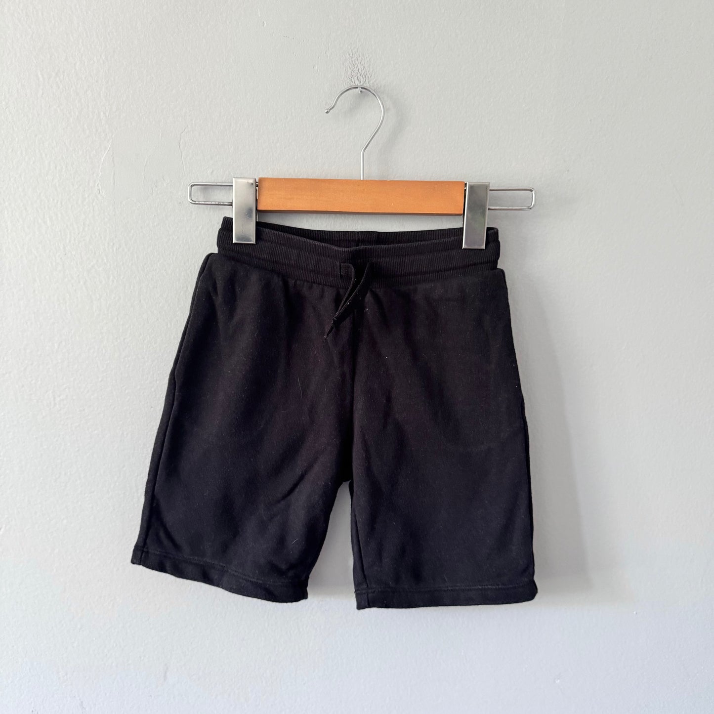 H&M / Black sweat shorts / 6-7Y