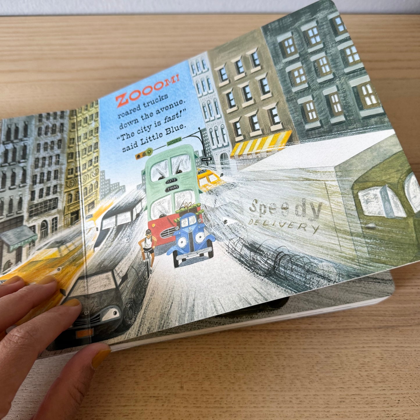 Little Blue Truck Leads the Way / Alice Schertle